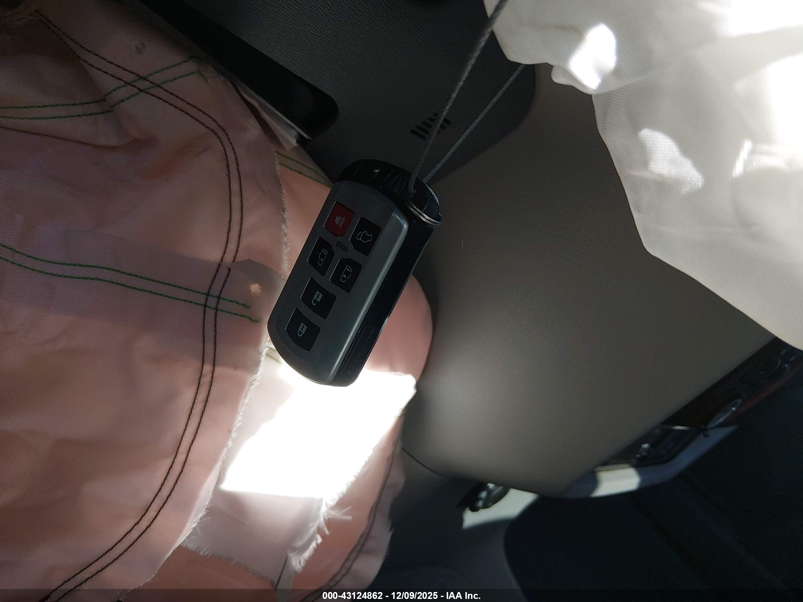 TOYOTA SIENNA image 11
