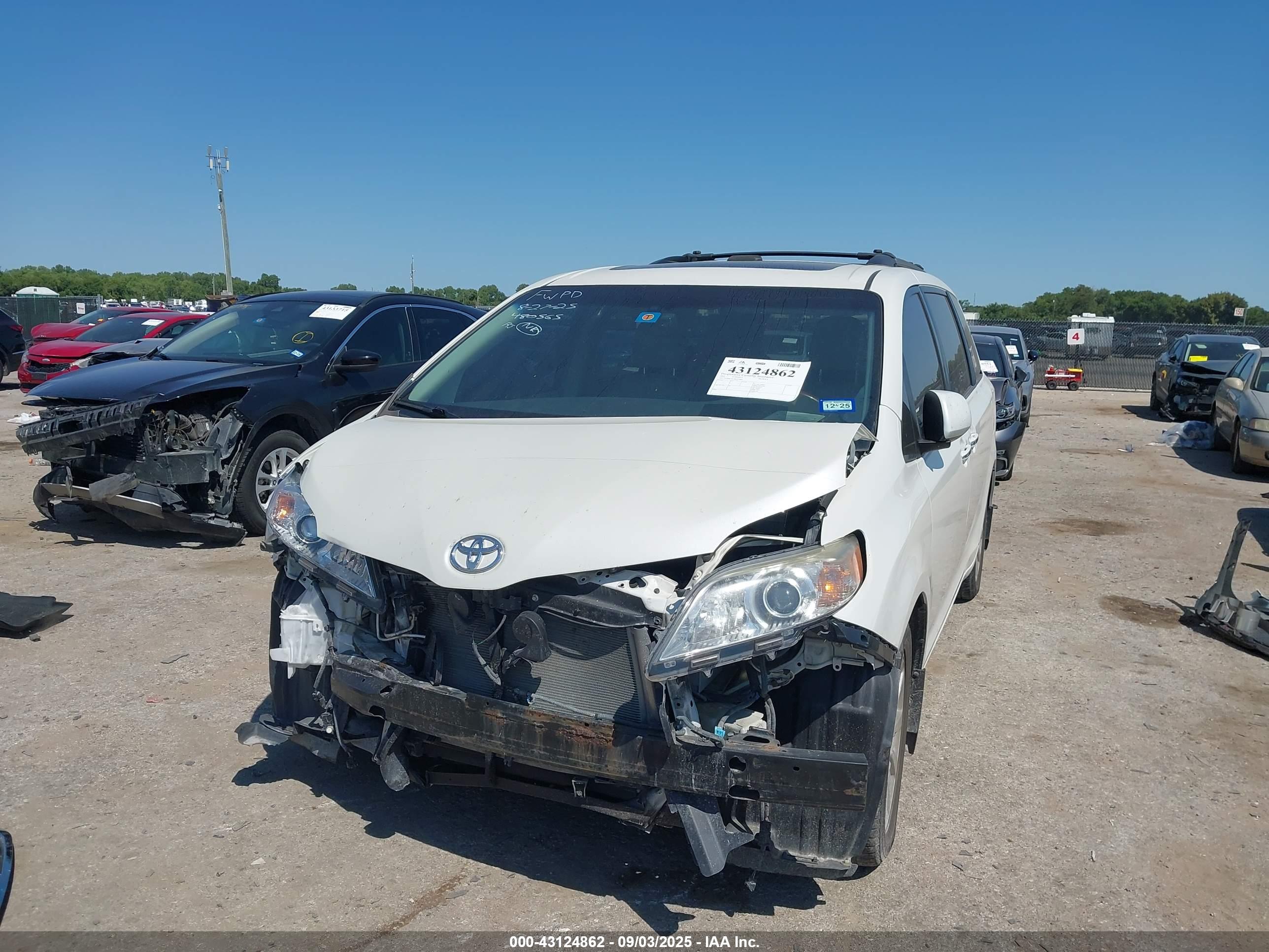 TOYOTA SIENNA image 2