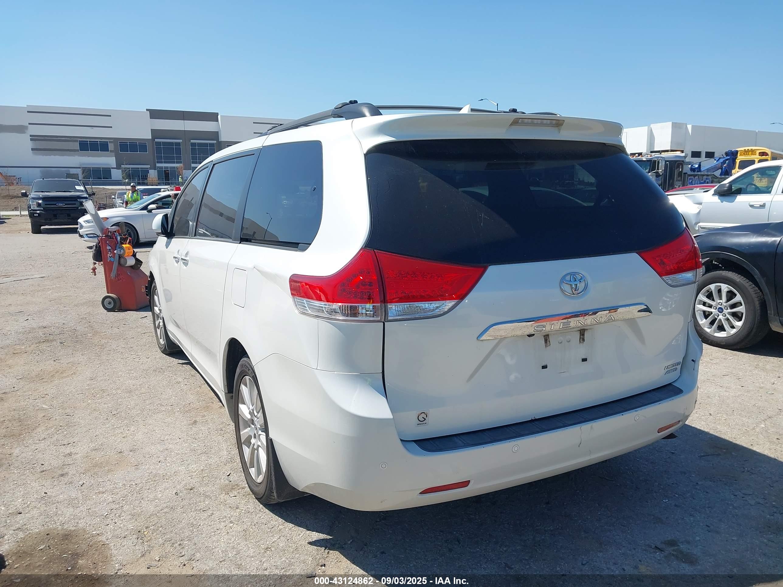 TOYOTA SIENNA image 3