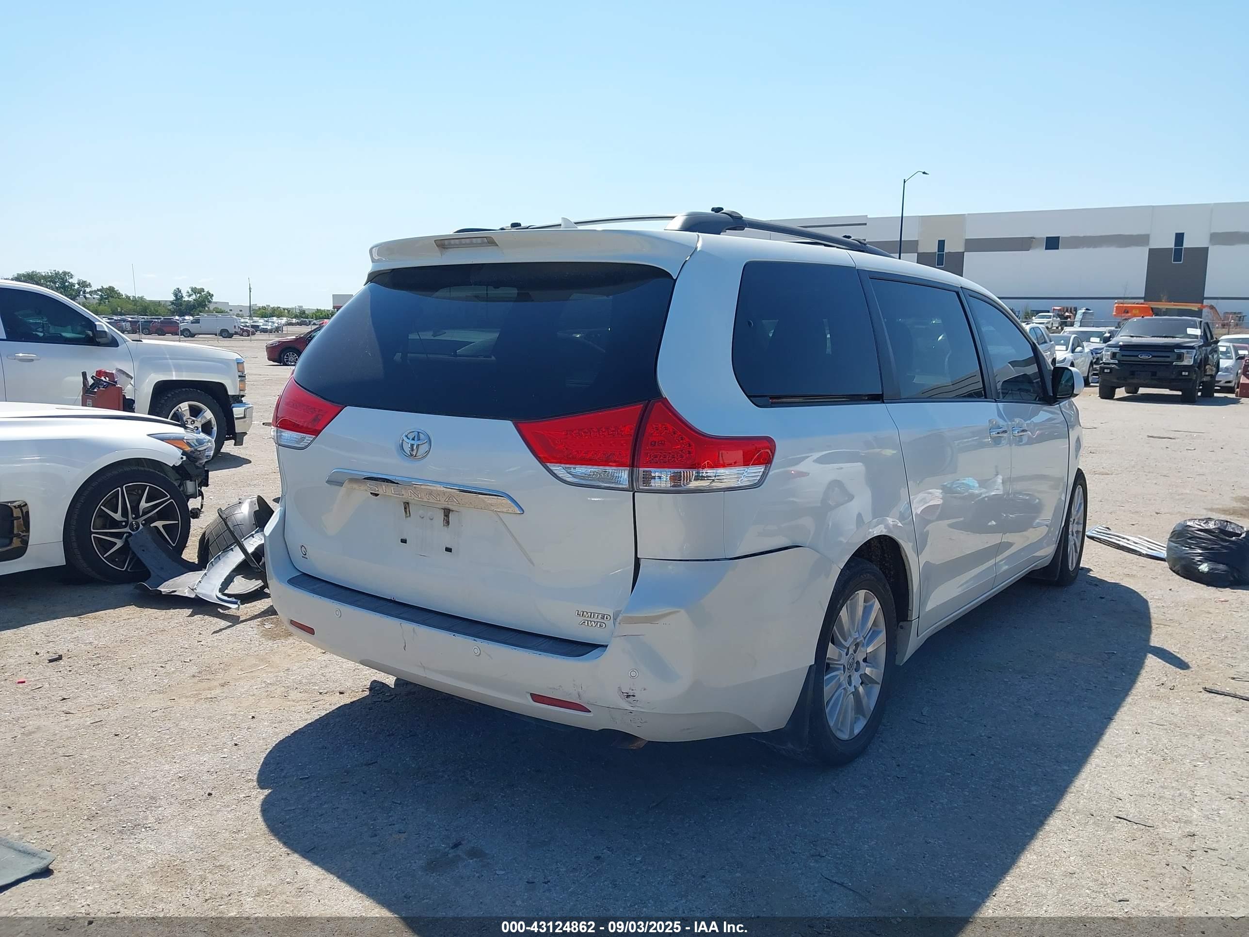 TOYOTA SIENNA image 4