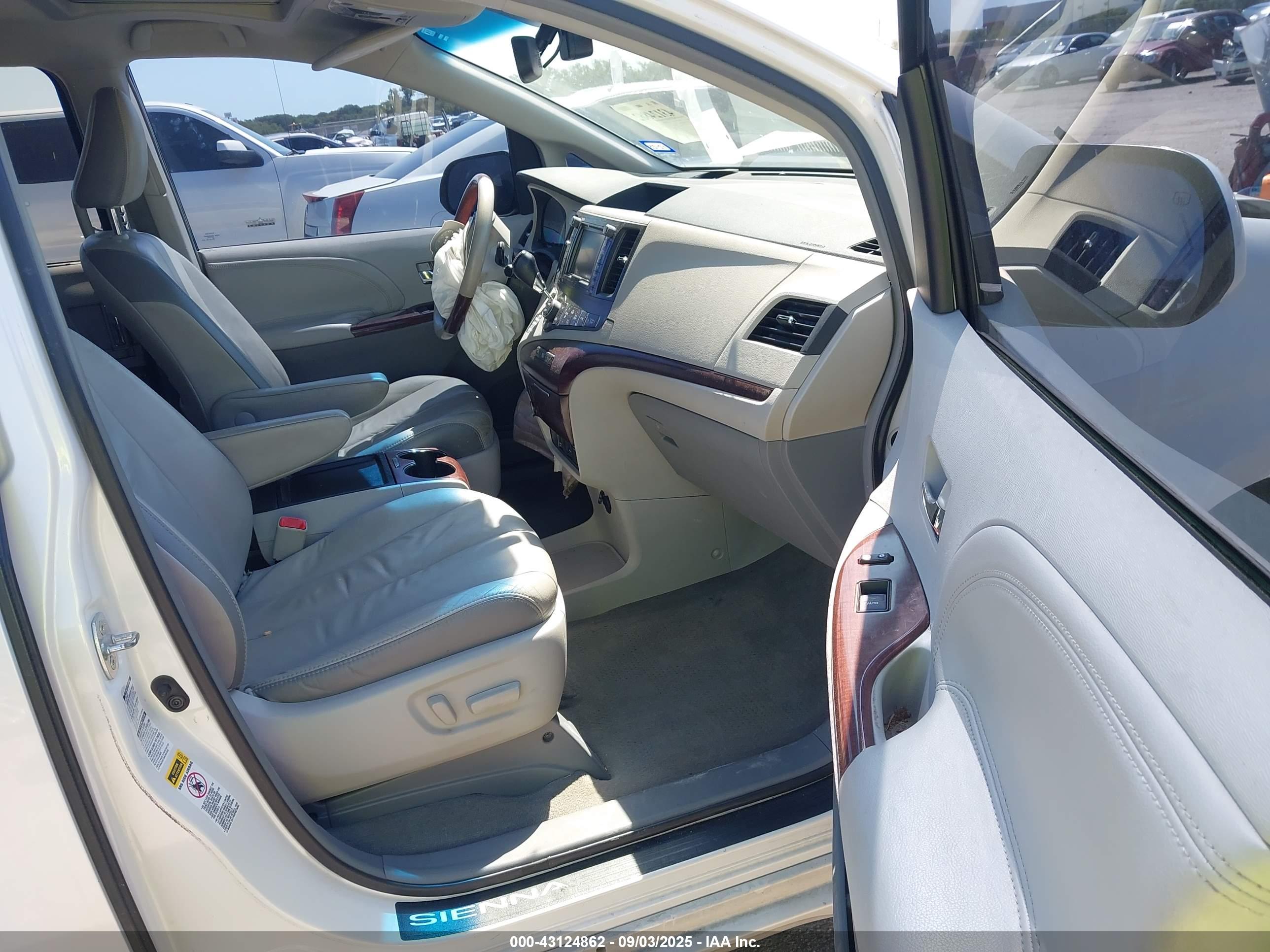 TOYOTA SIENNA image 5