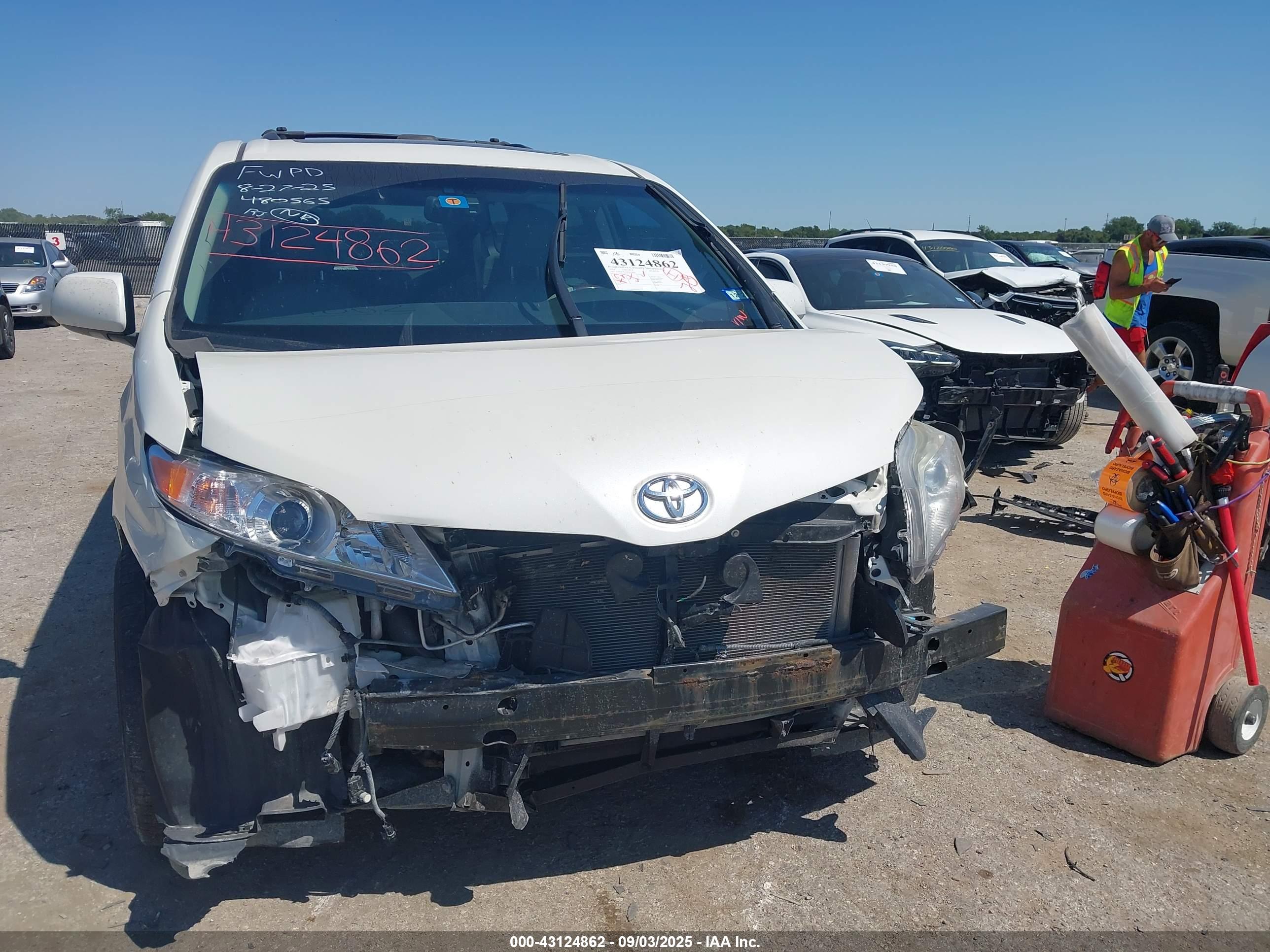 TOYOTA SIENNA image 6