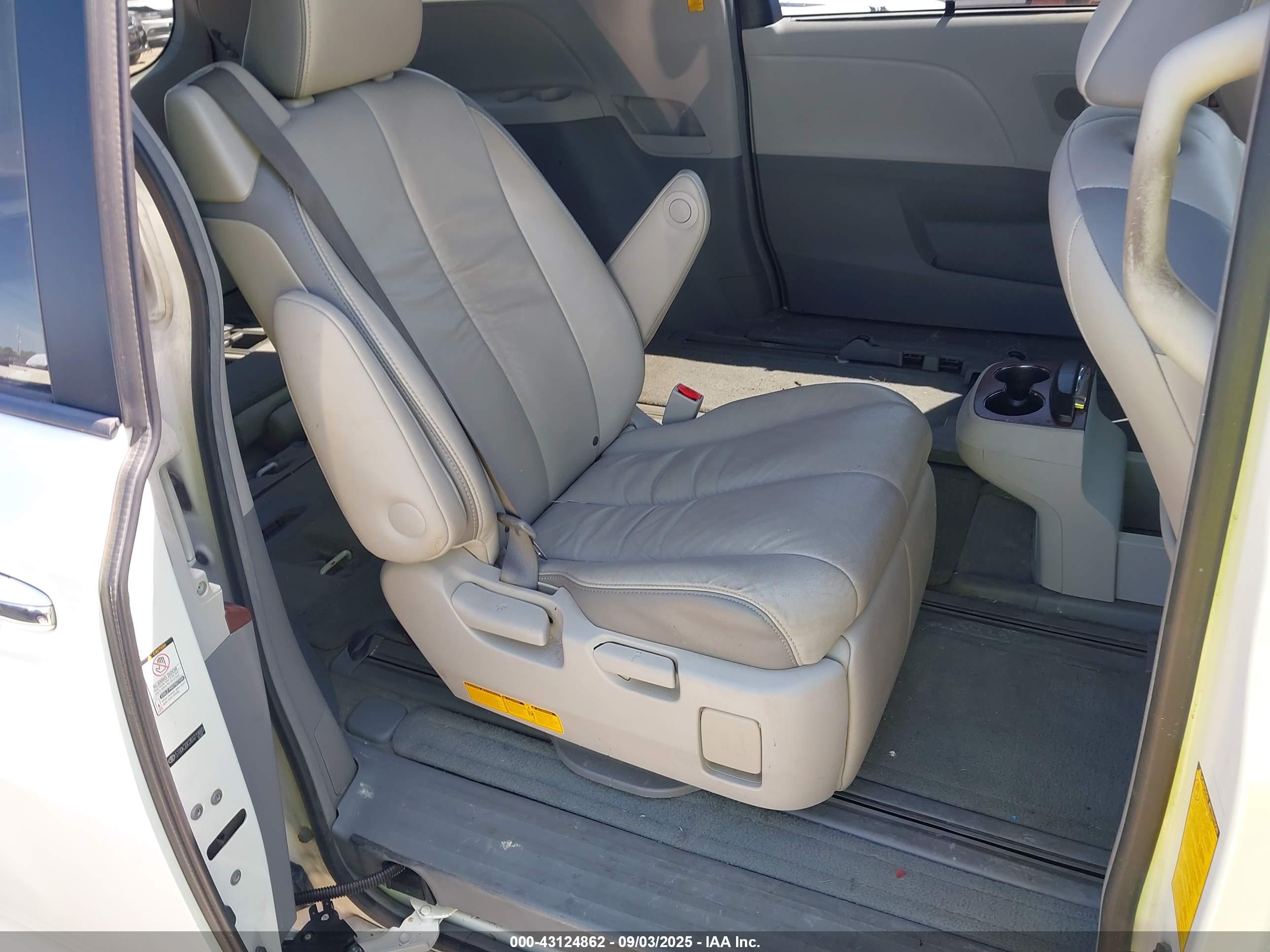 TOYOTA SIENNA image 8