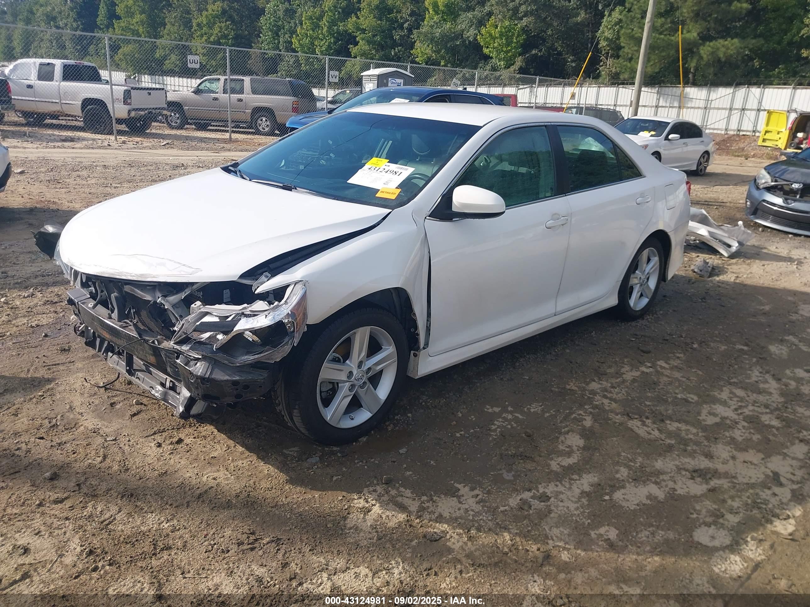 TOYOTA CAMRY image 2