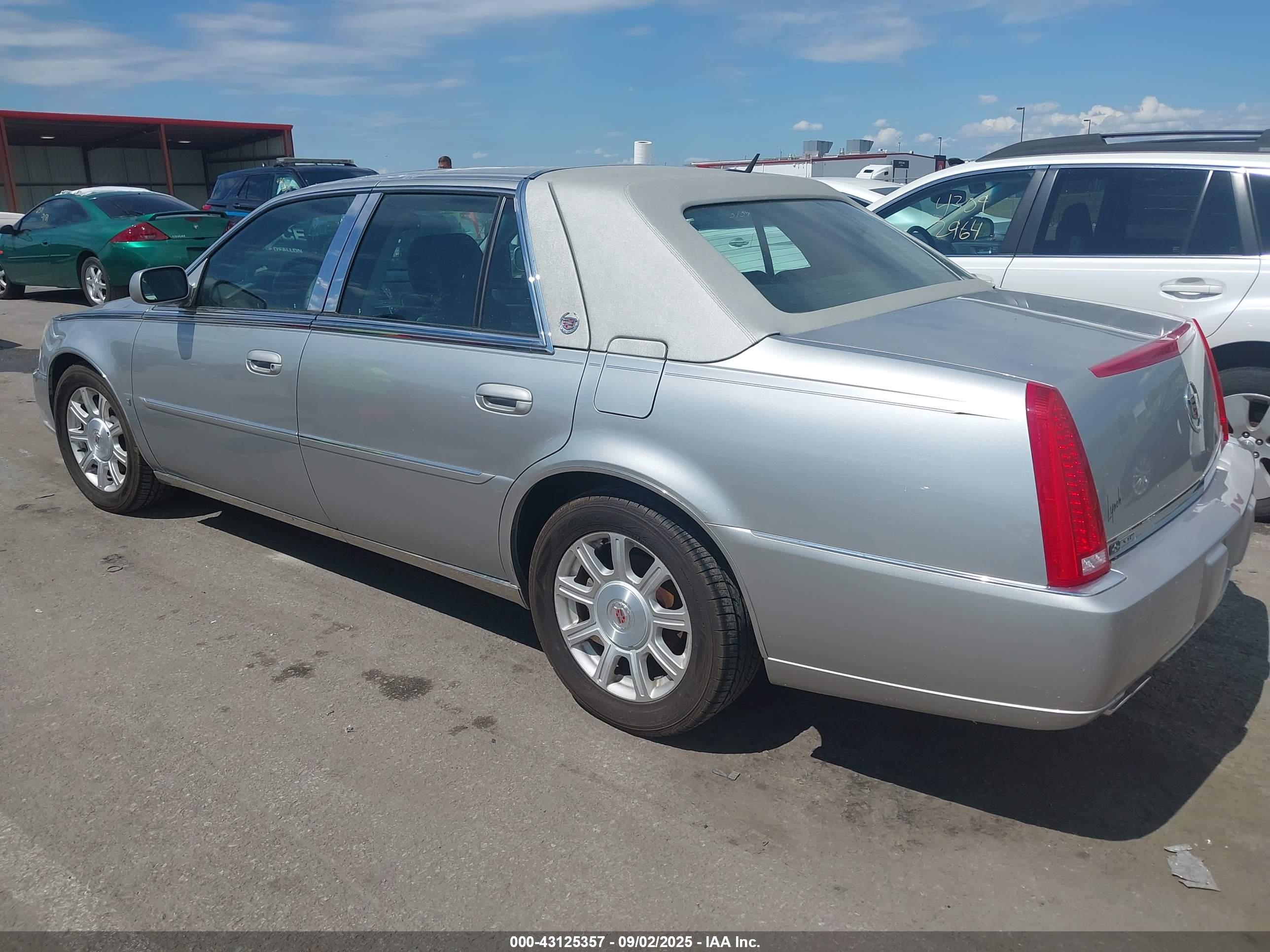 CADILLAC DTS image 3