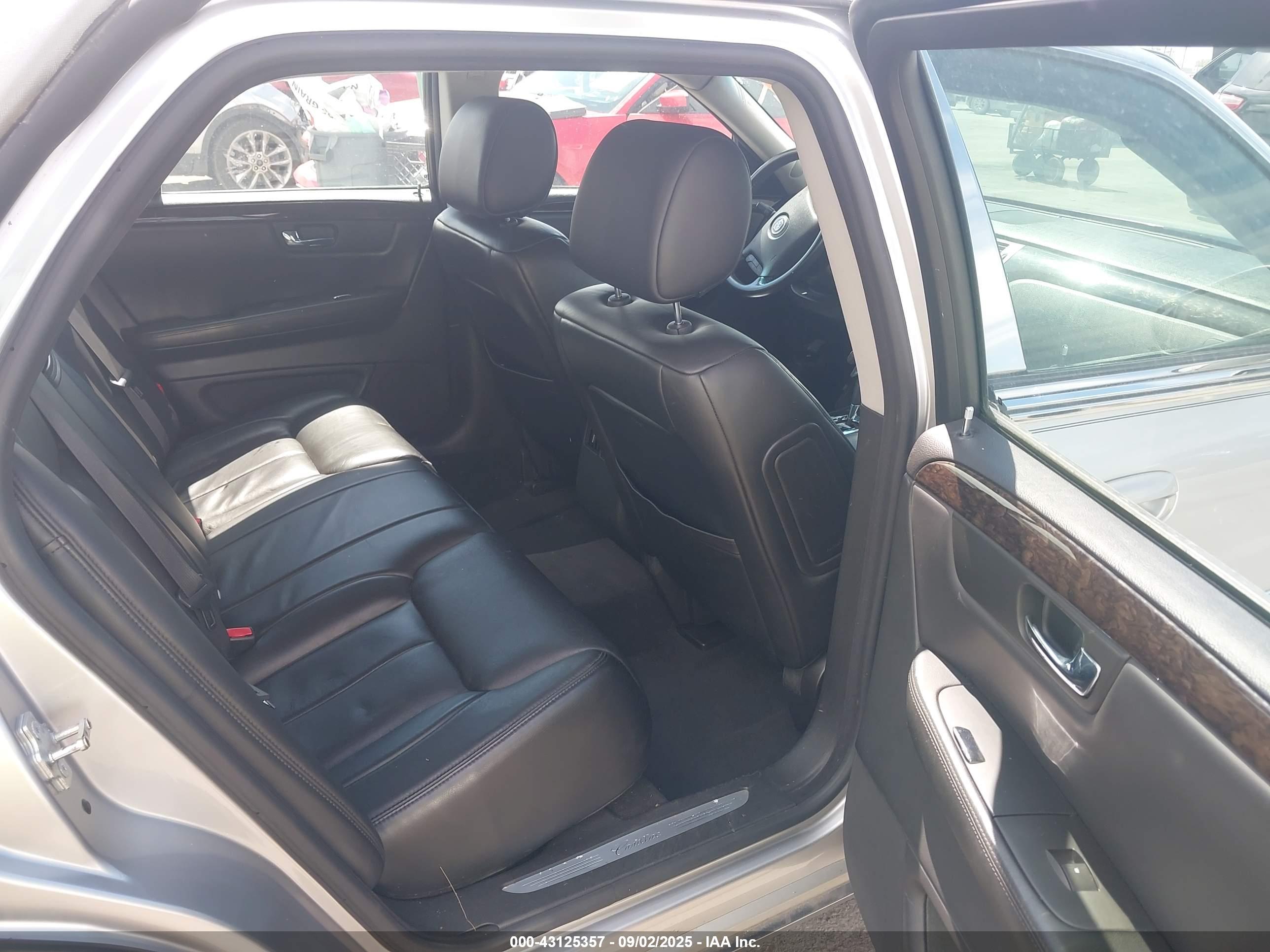 CADILLAC DTS image 8