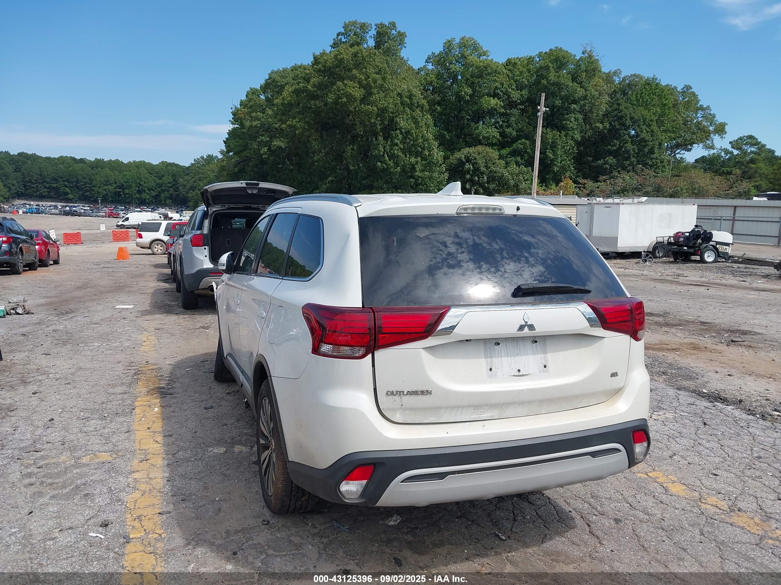 MITSUBISHI OUTLANDER image 3