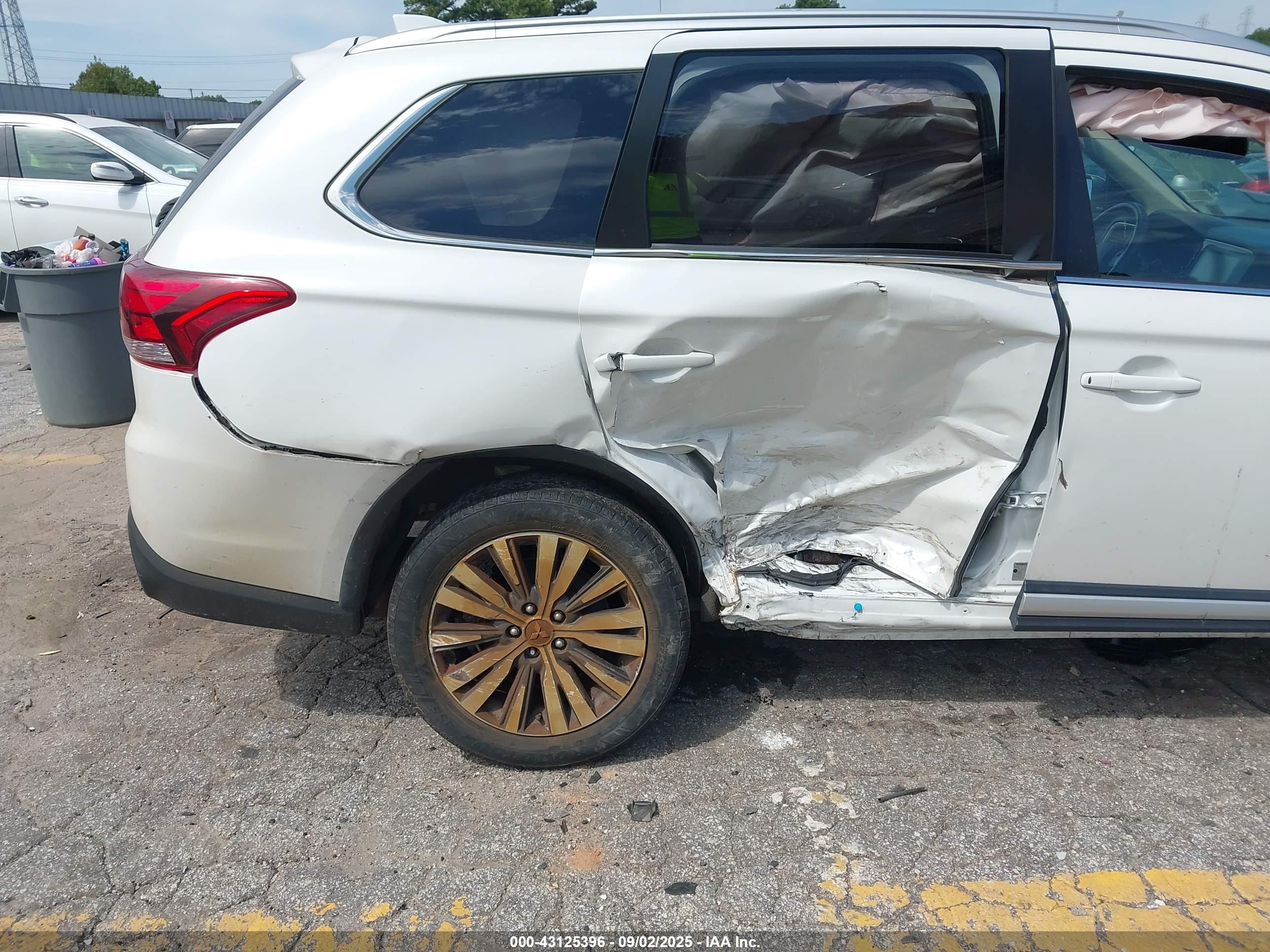MITSUBISHI OUTLANDER image 6