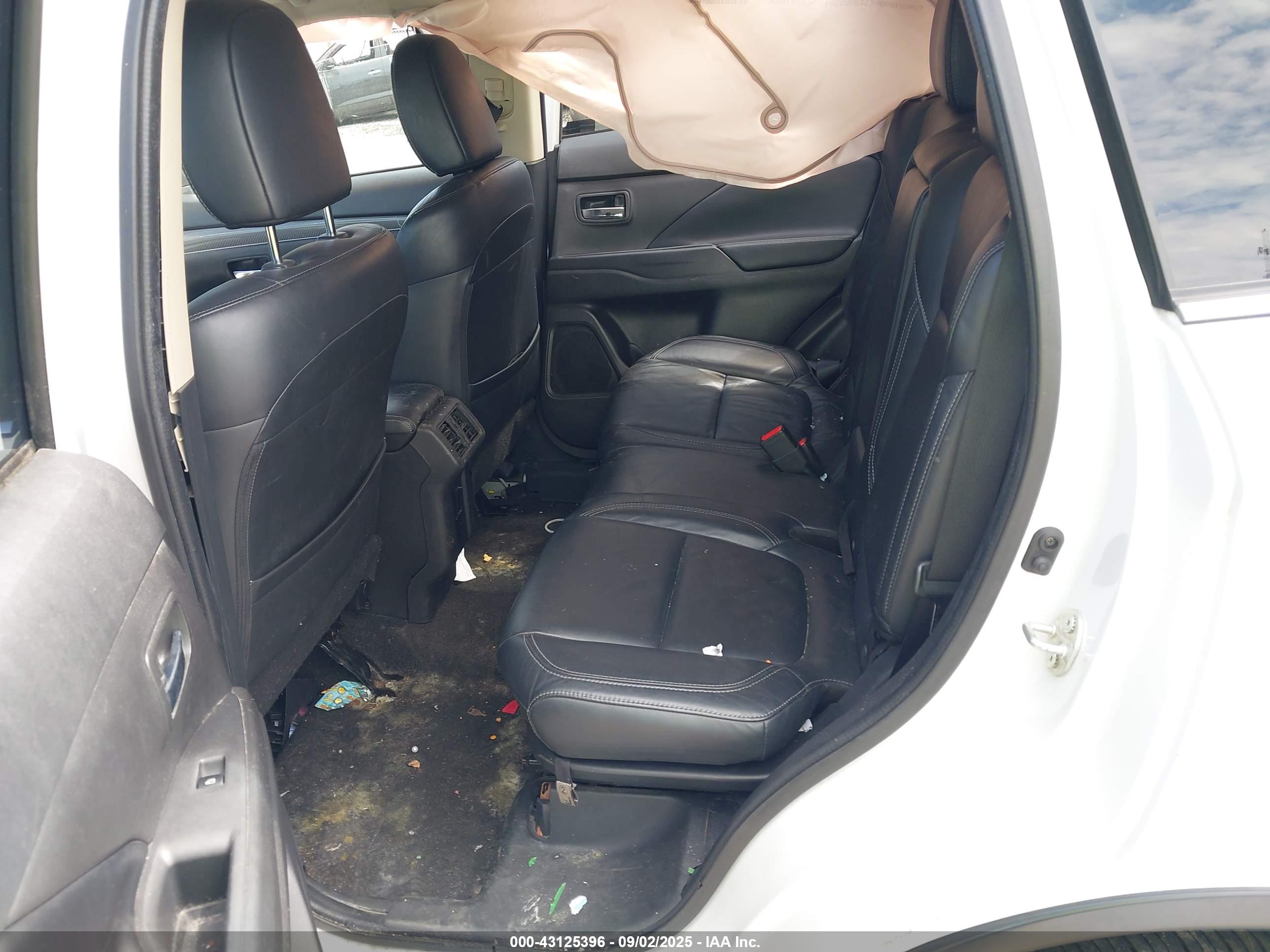 MITSUBISHI OUTLANDER image 8
