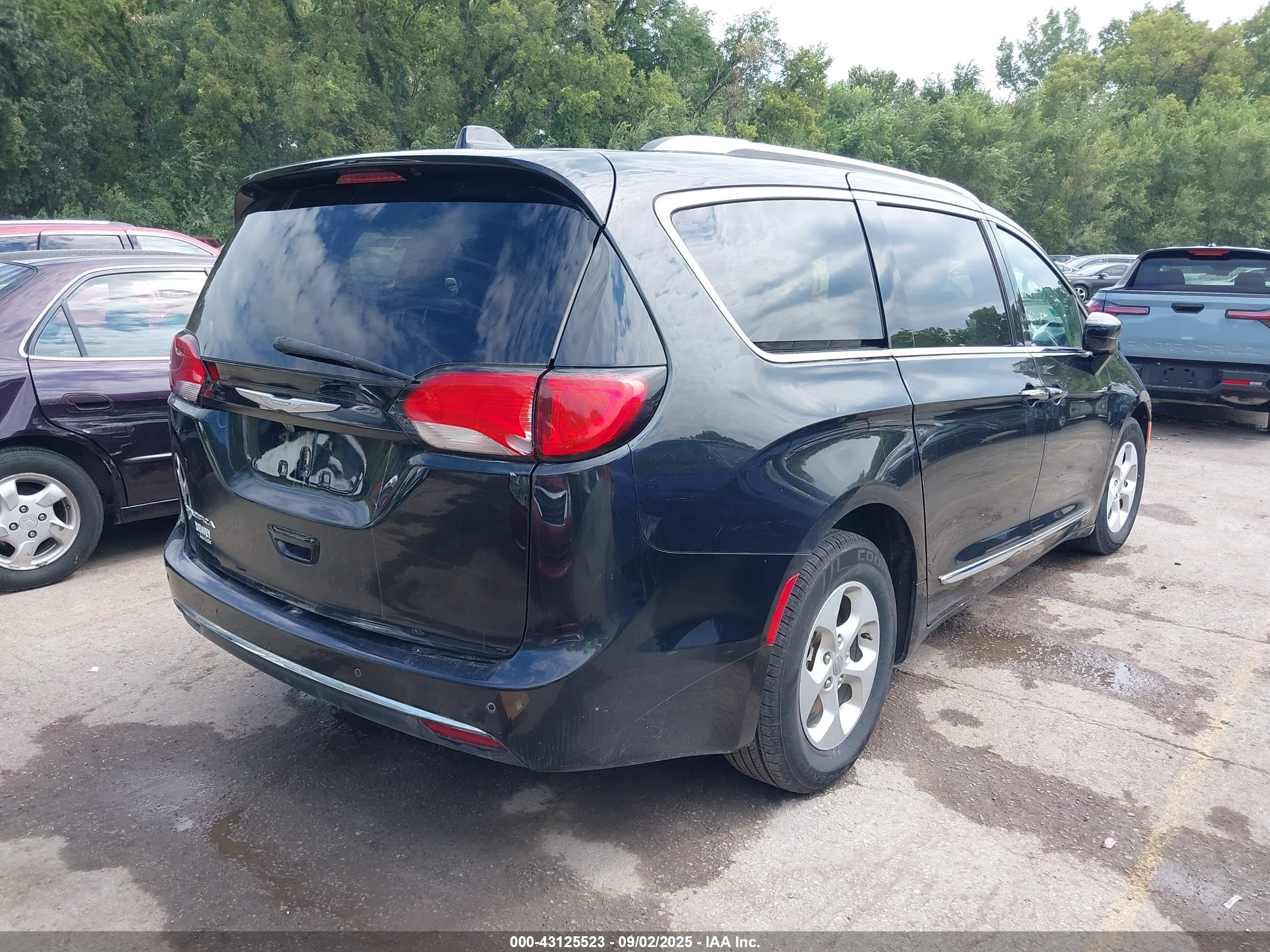 CHRYSLER PACIFICA image 4