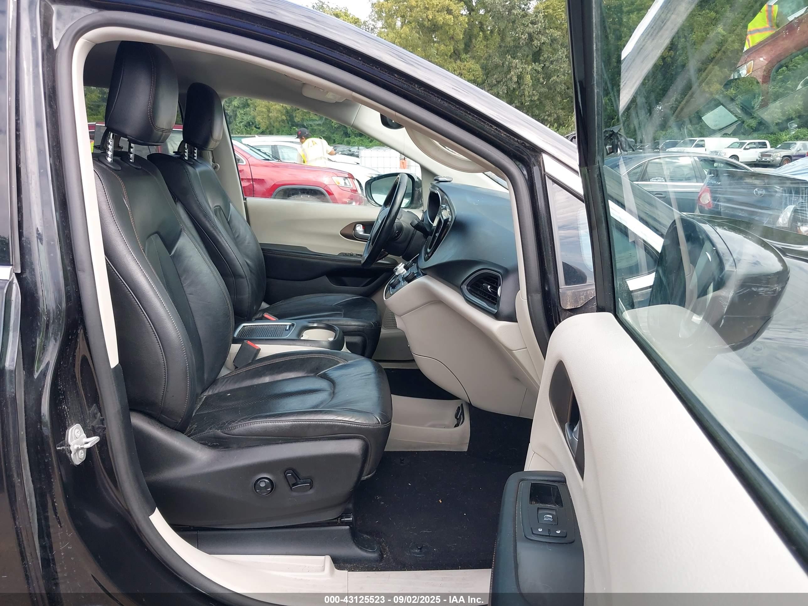 CHRYSLER PACIFICA image 5