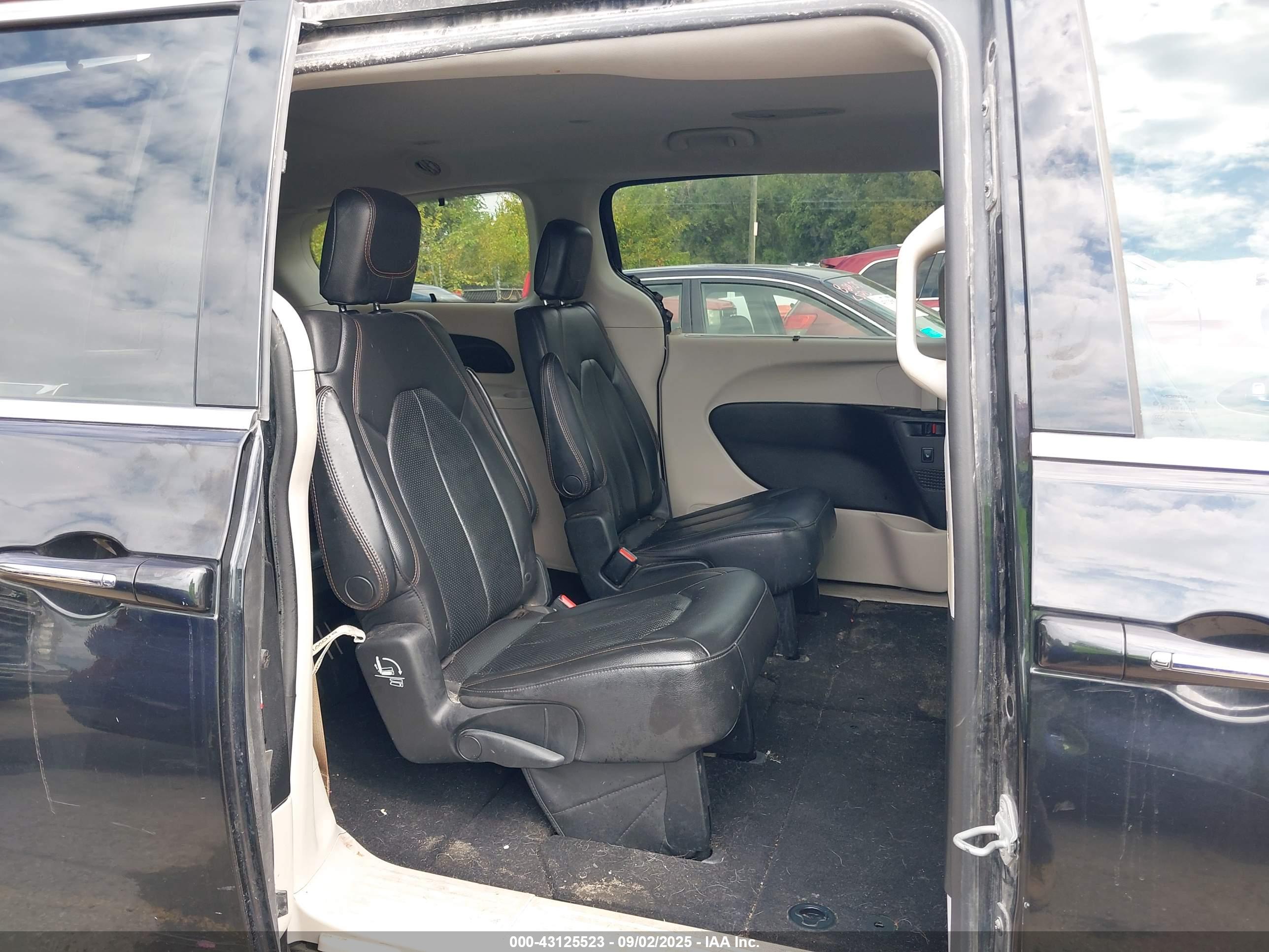 CHRYSLER PACIFICA image 8