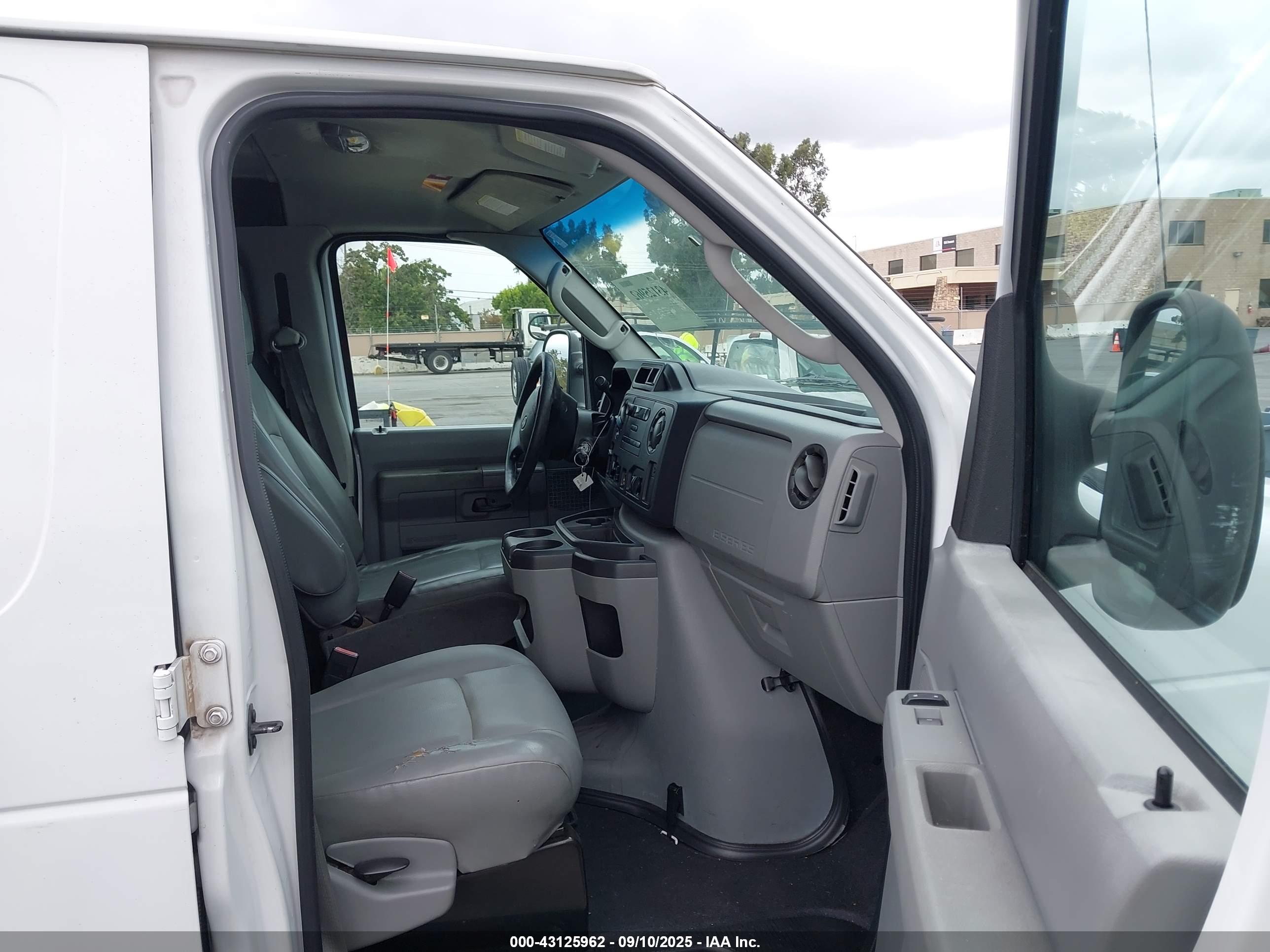 FORD E-250 image 5