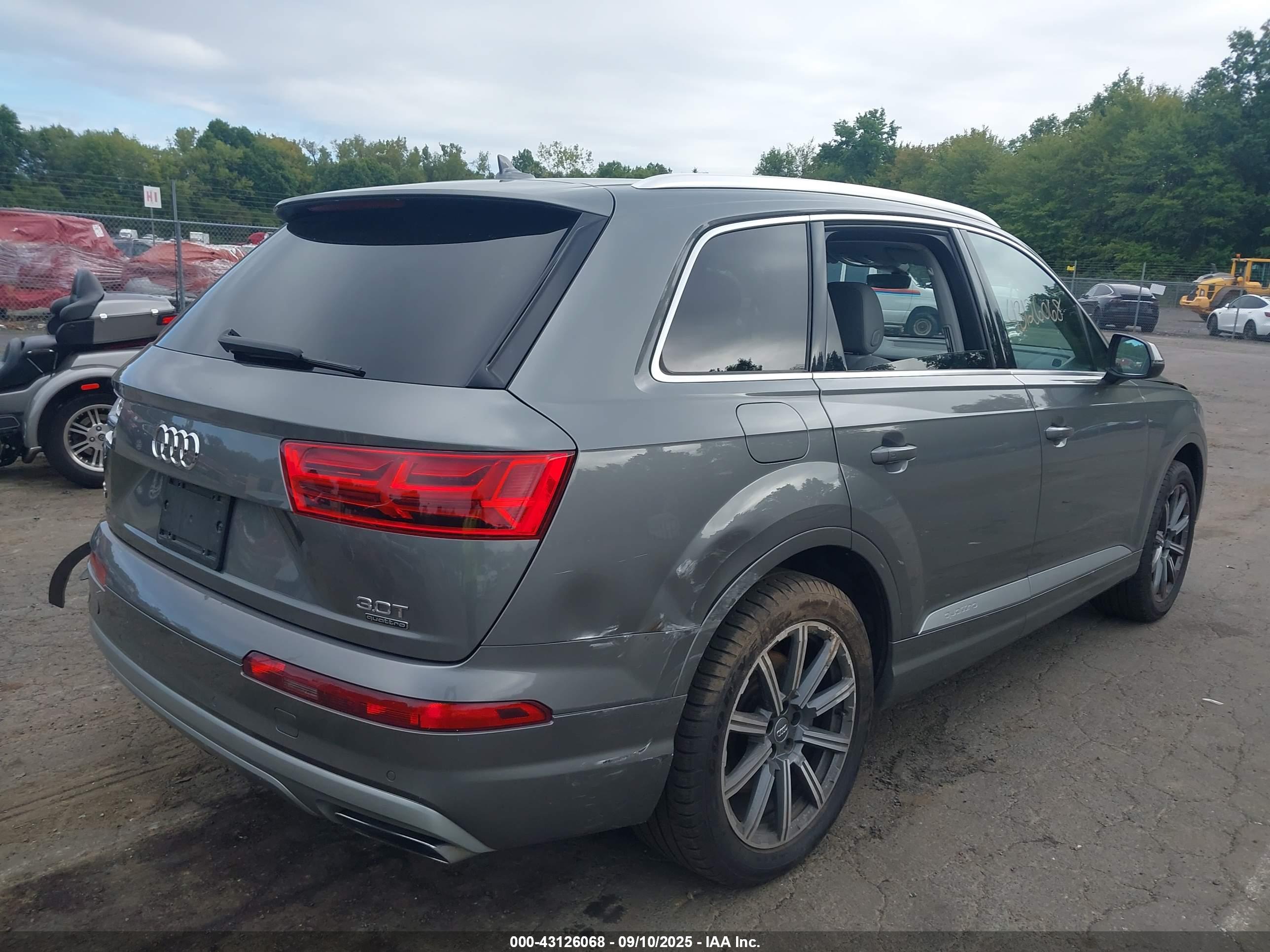 AUDI Q7 image 4
