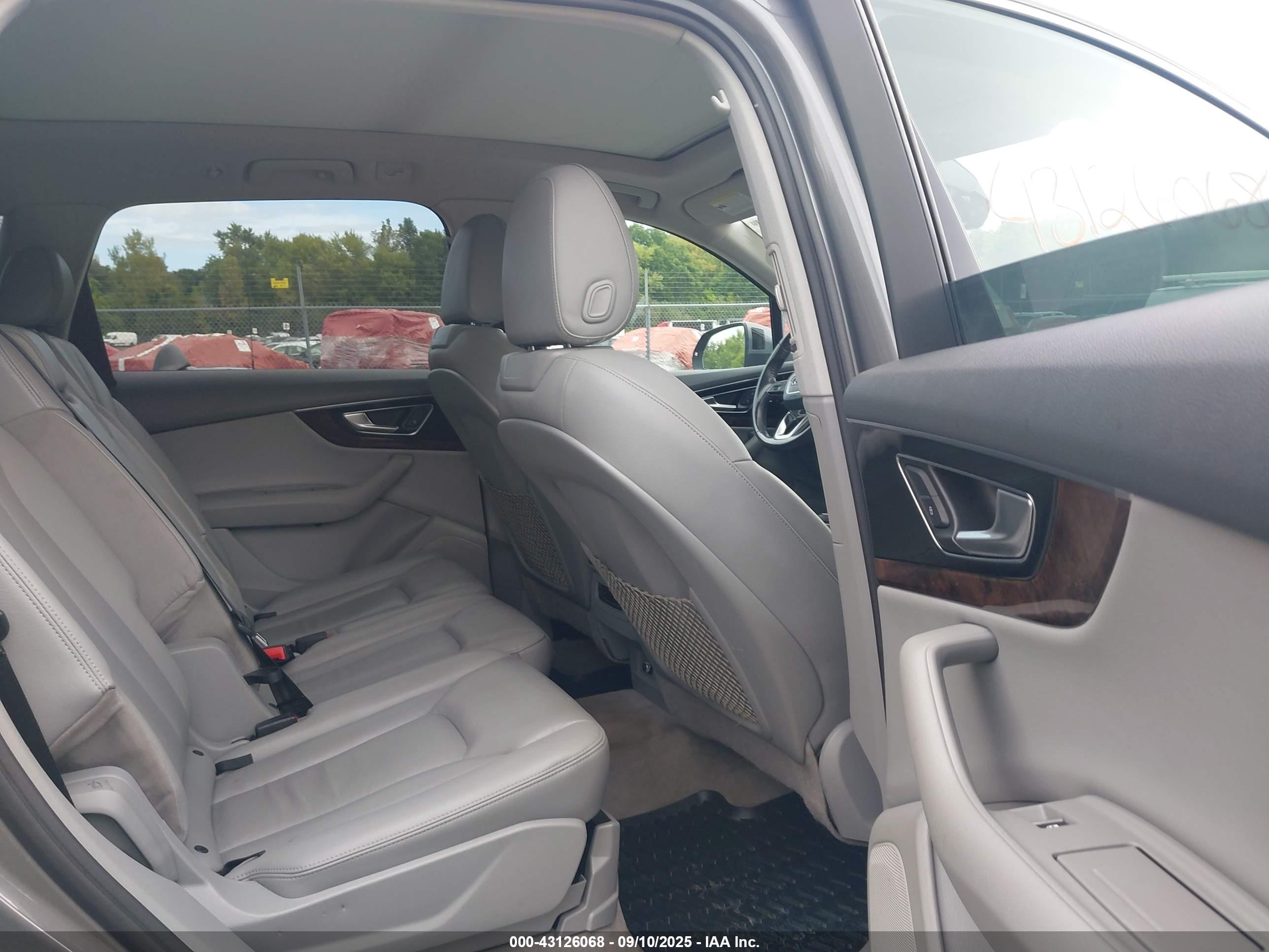 AUDI Q7 image 8