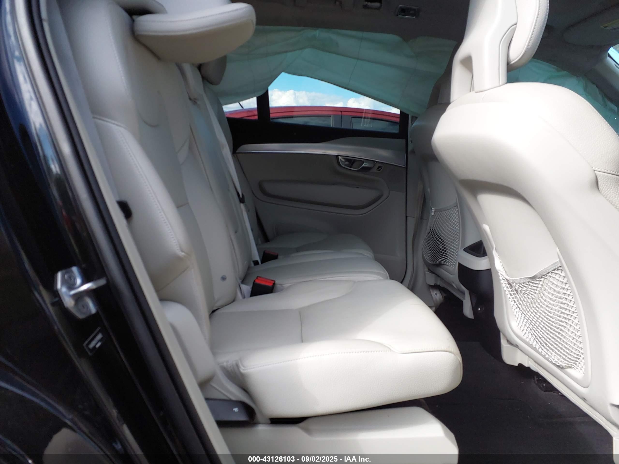 VOLVO XC90 image 8