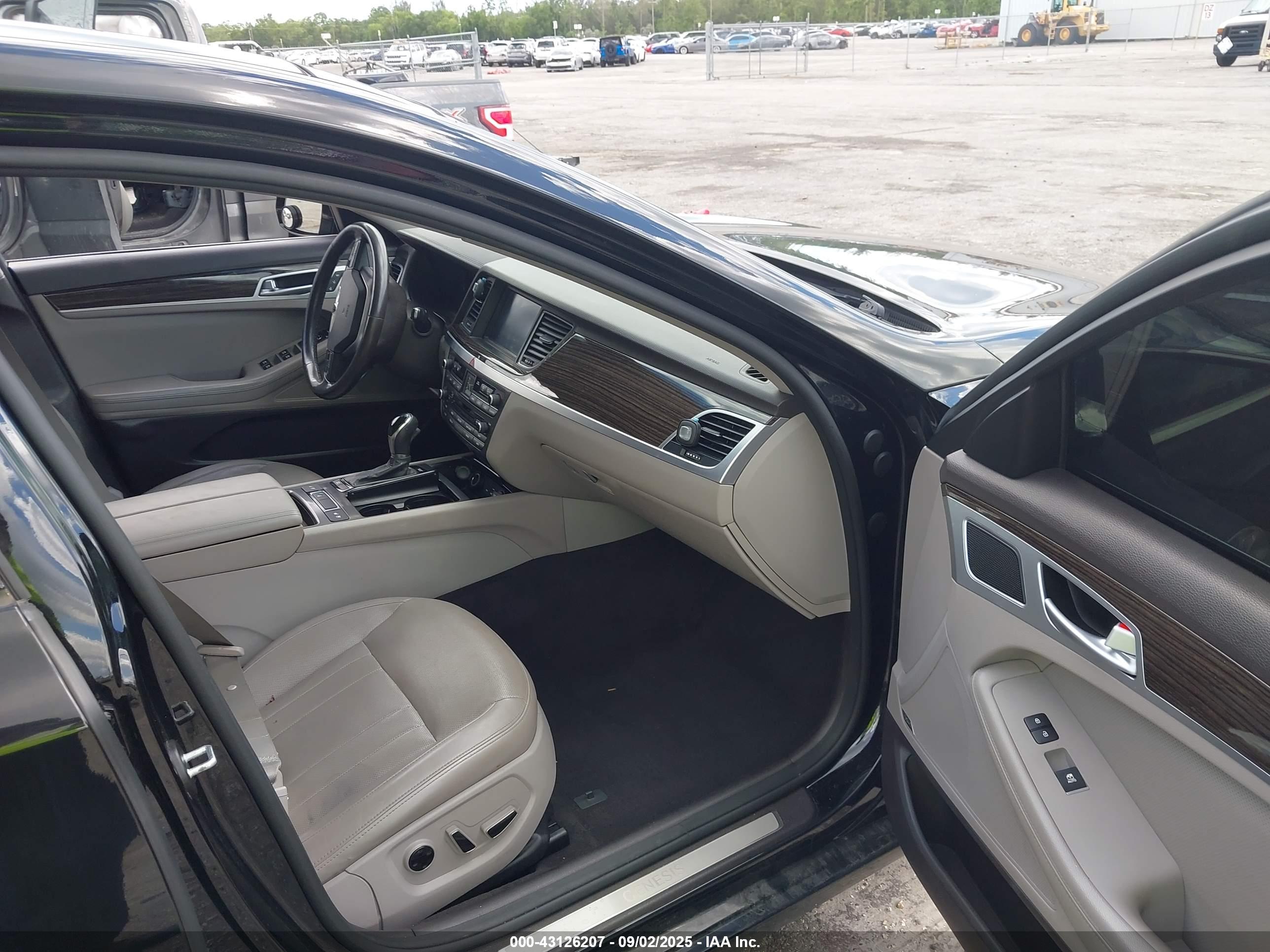 HYUNDAI GENESIS image 5