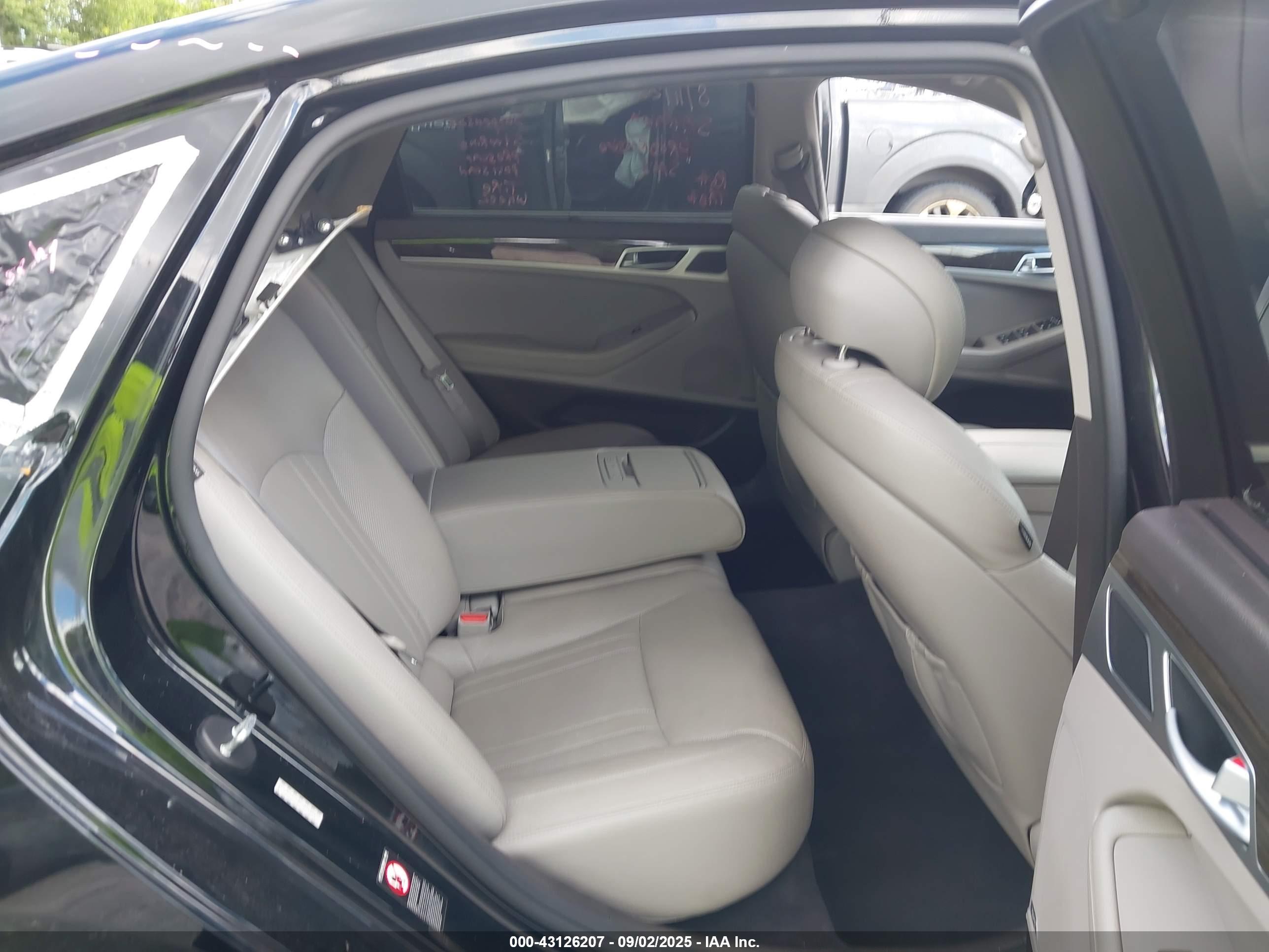 HYUNDAI GENESIS image 8