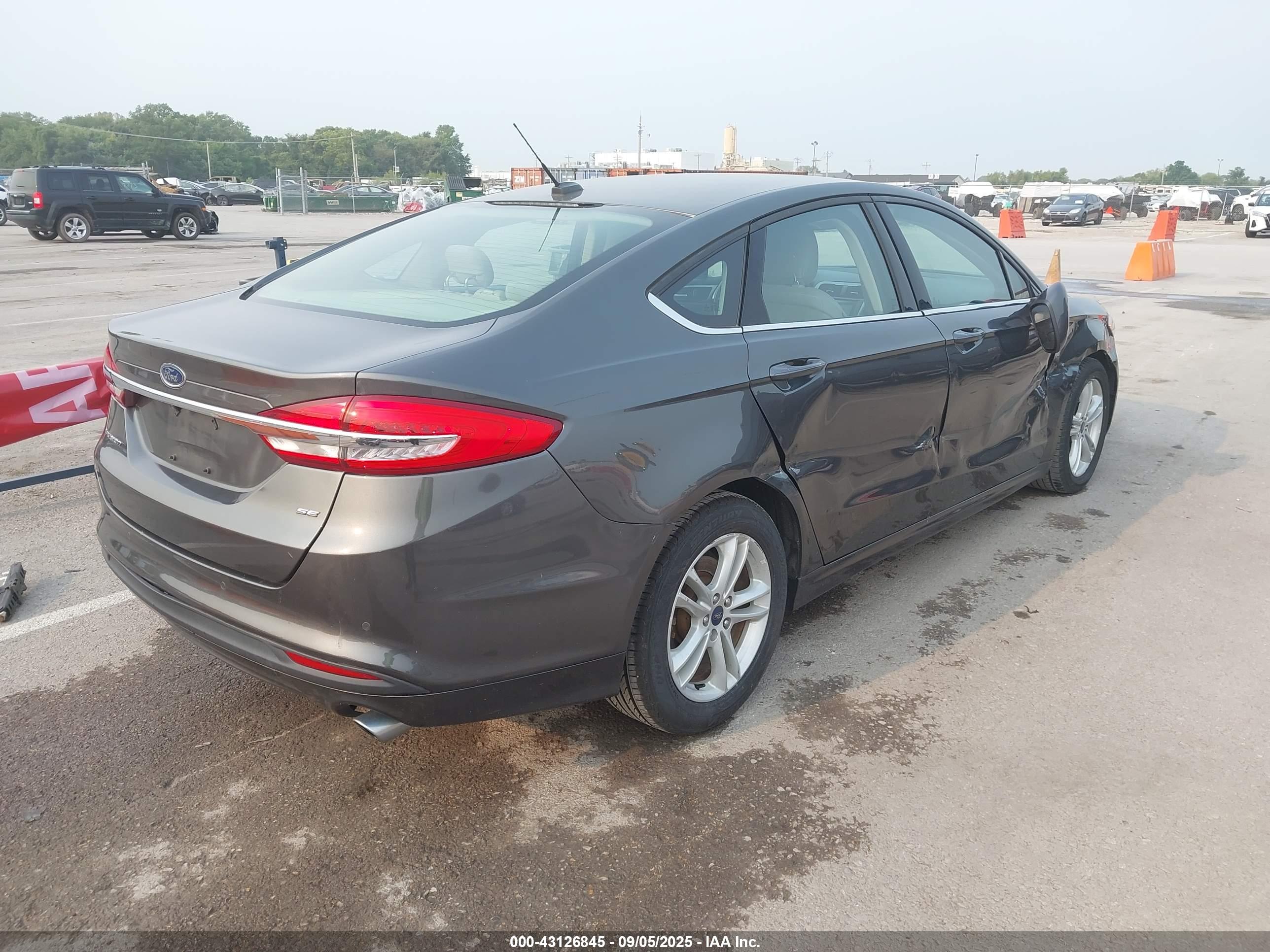 FORD FUSION image 4