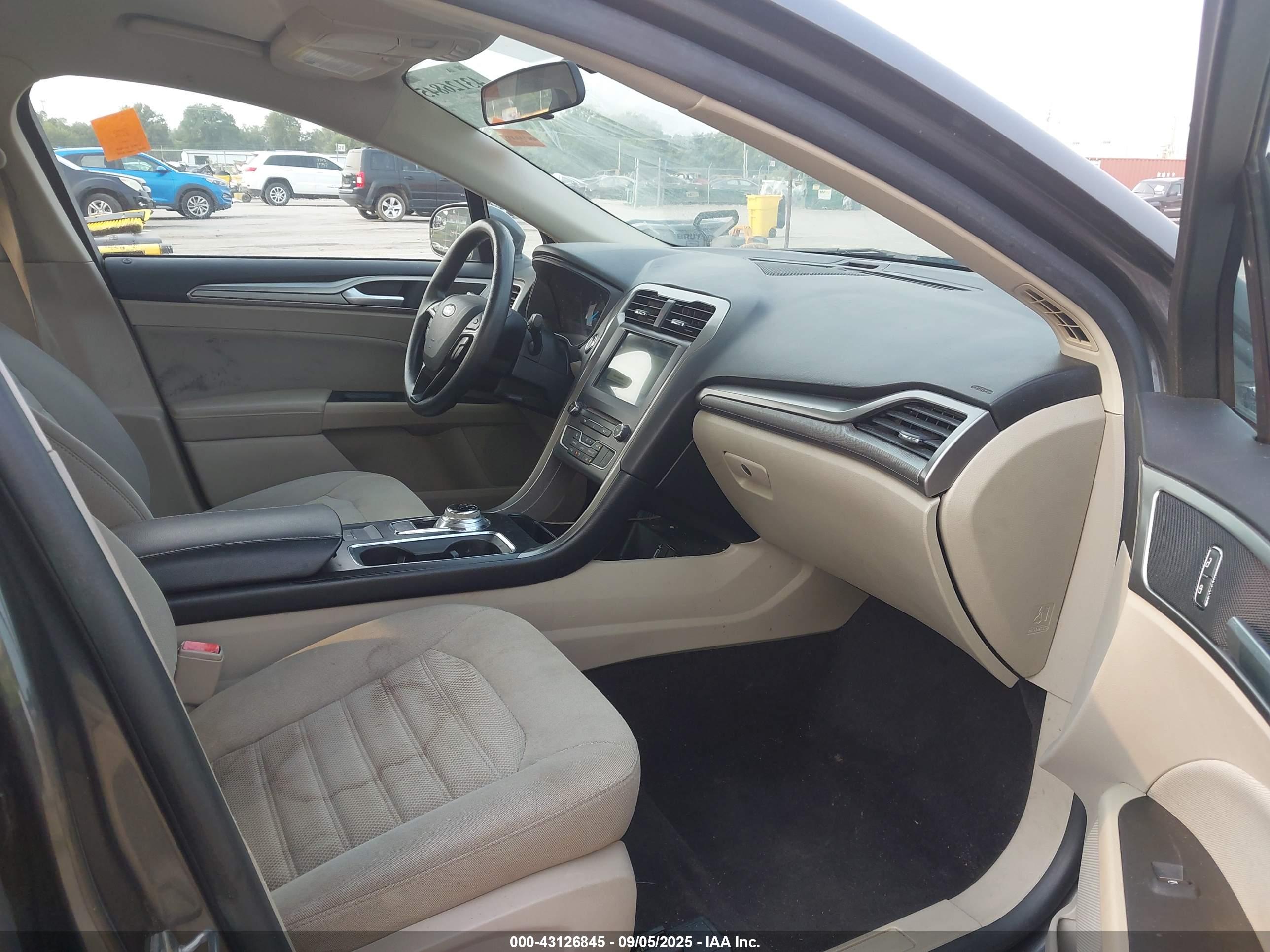 FORD FUSION image 5