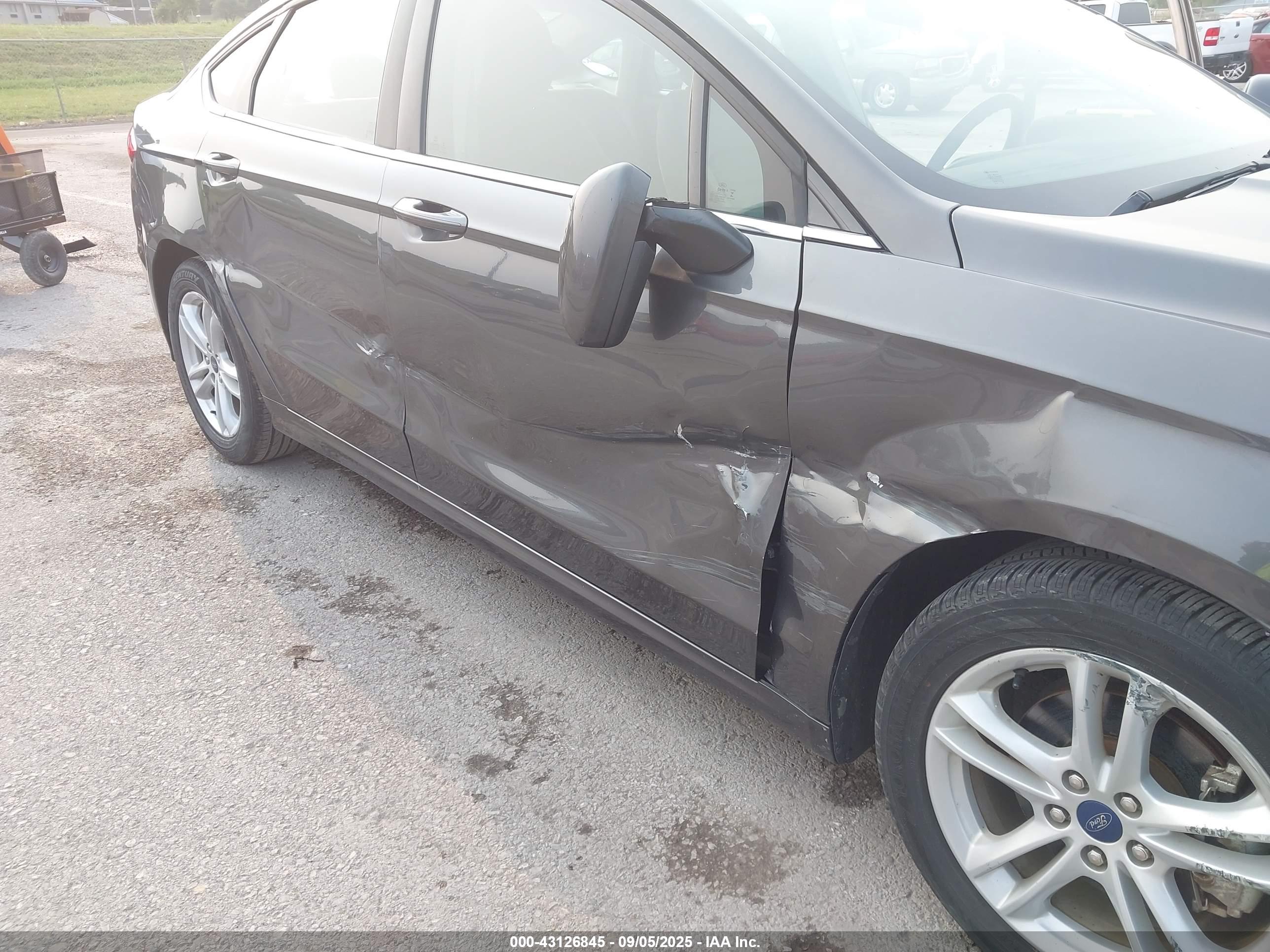 FORD FUSION image 6