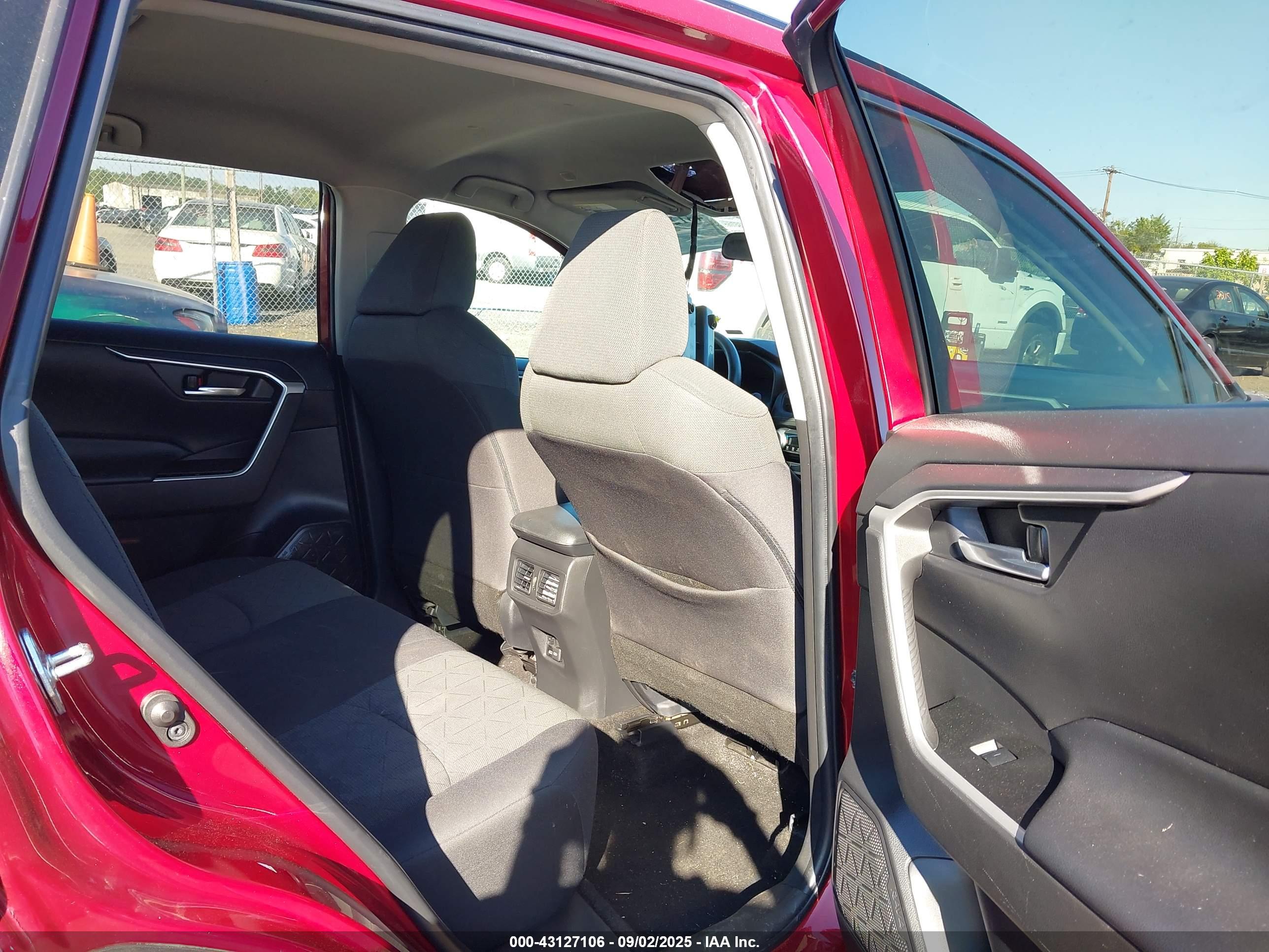 TOYOTA RAV4 image 8