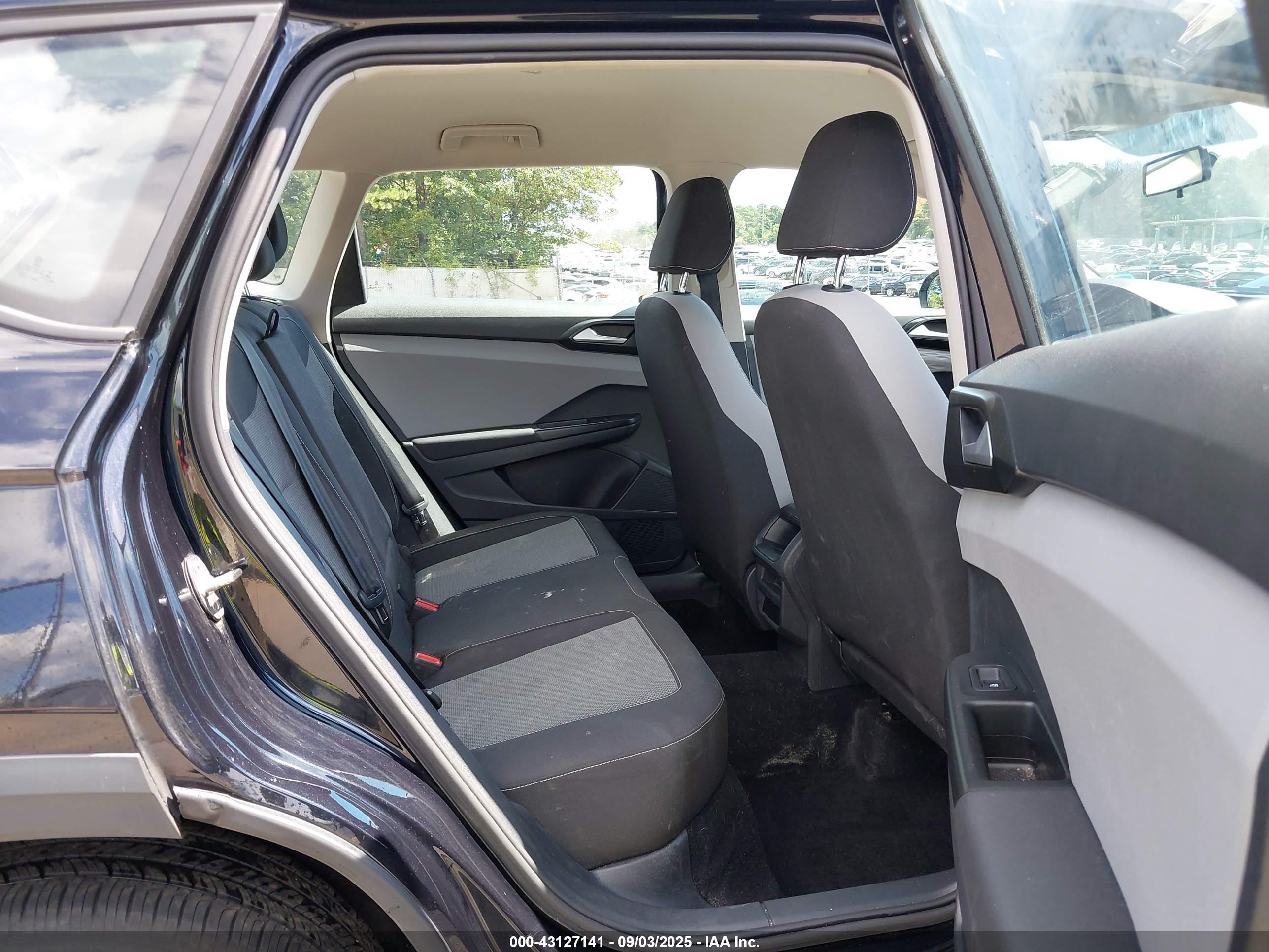 VOLKSWAGEN TAOS image 8