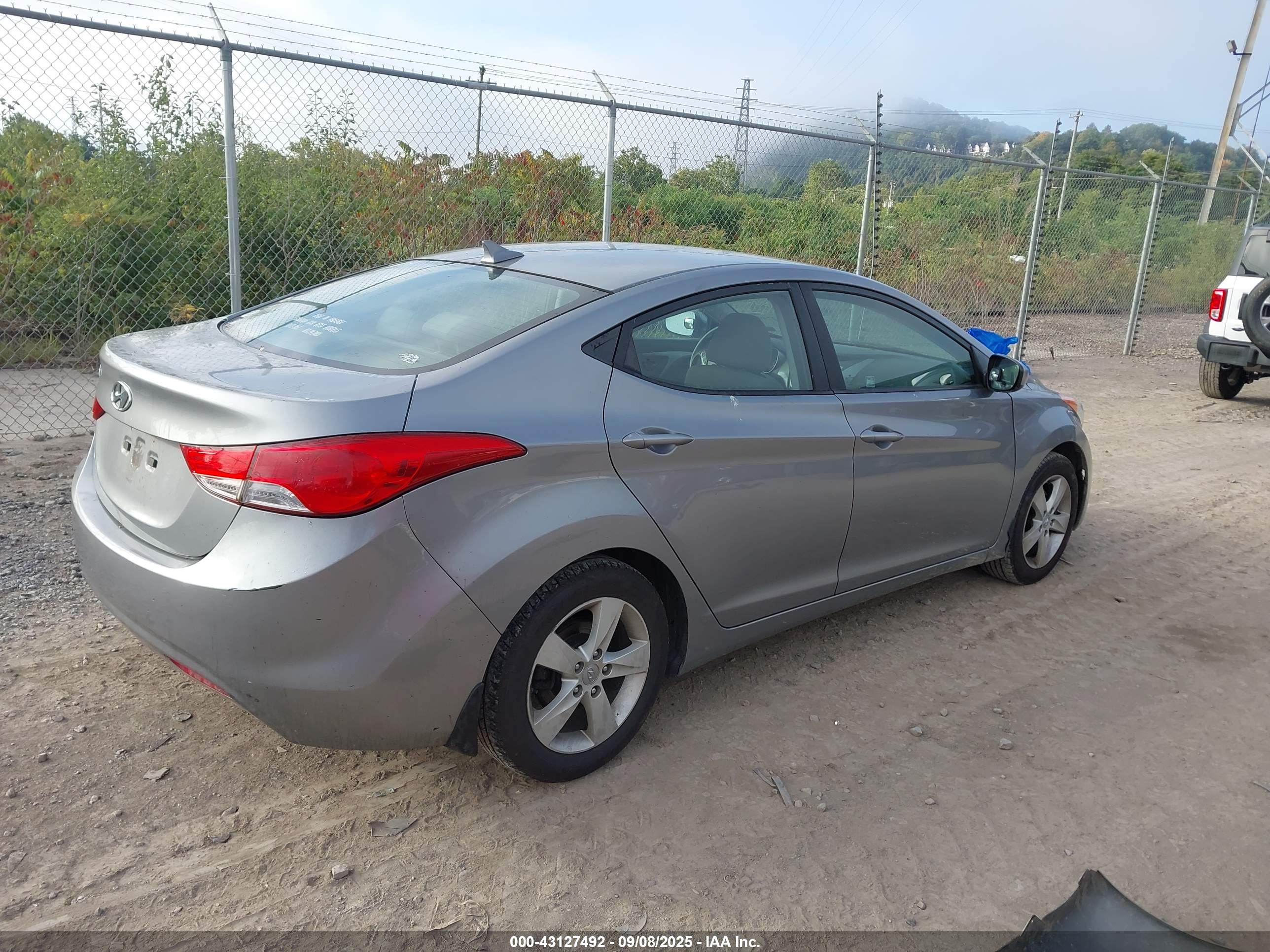 HYUNDAI ELANTRA image 4