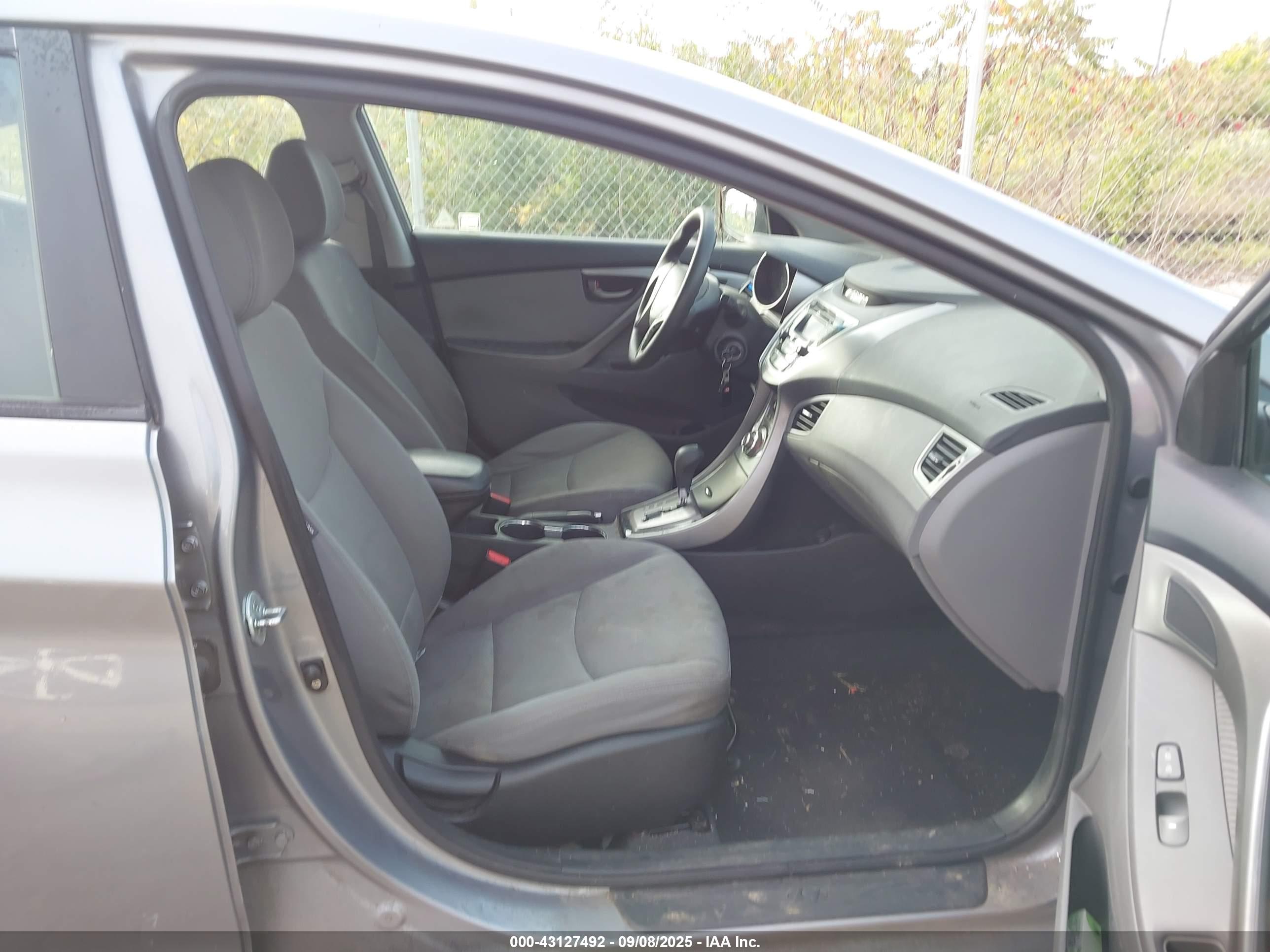 HYUNDAI ELANTRA image 5