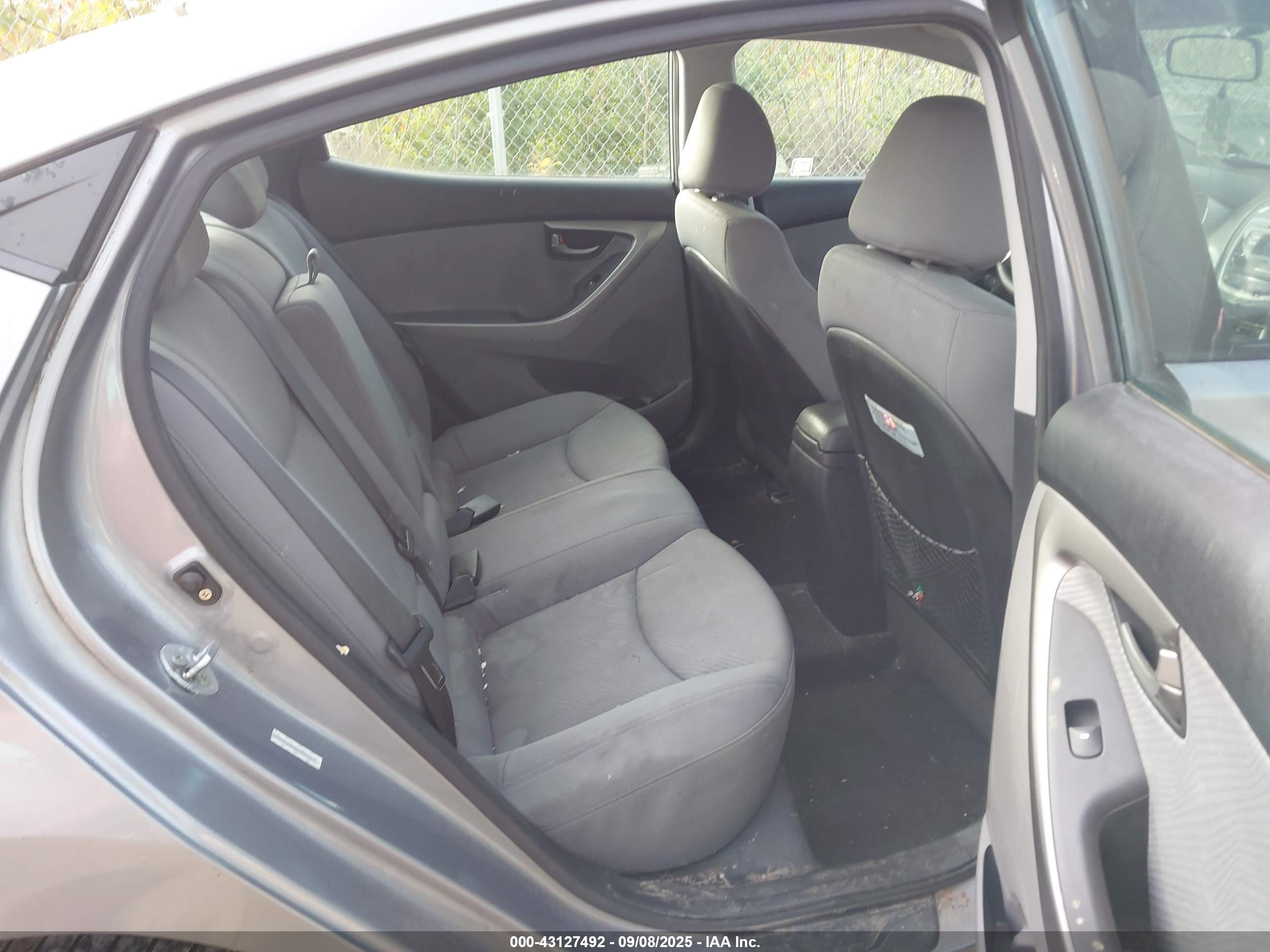 HYUNDAI ELANTRA image 8