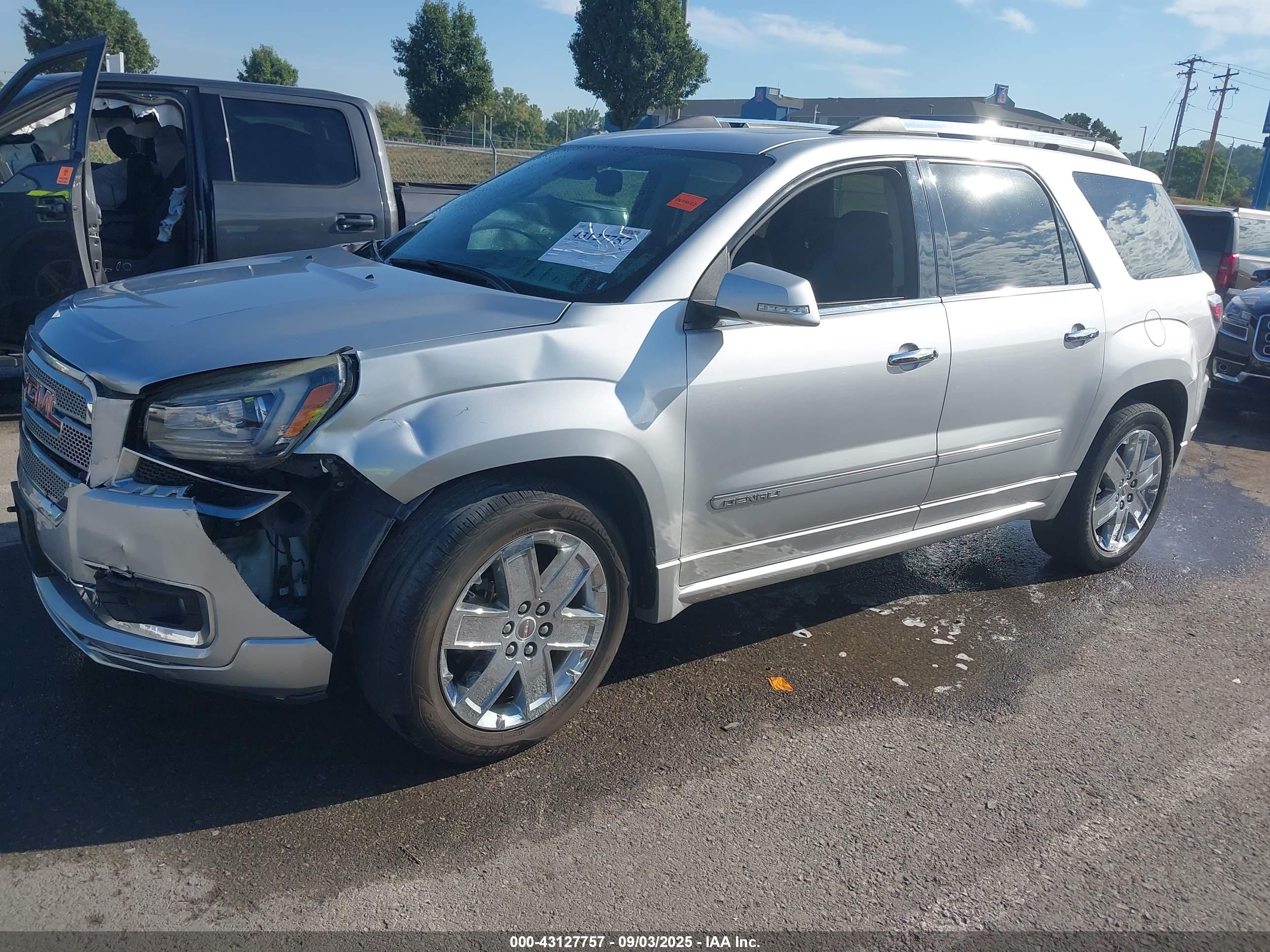 GMC ACADIA image 2