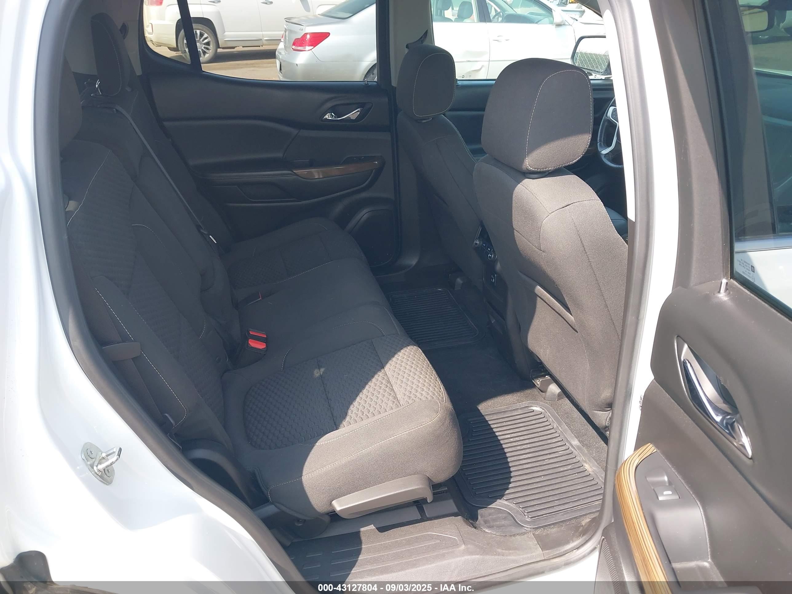 GMC ACADIA image 8