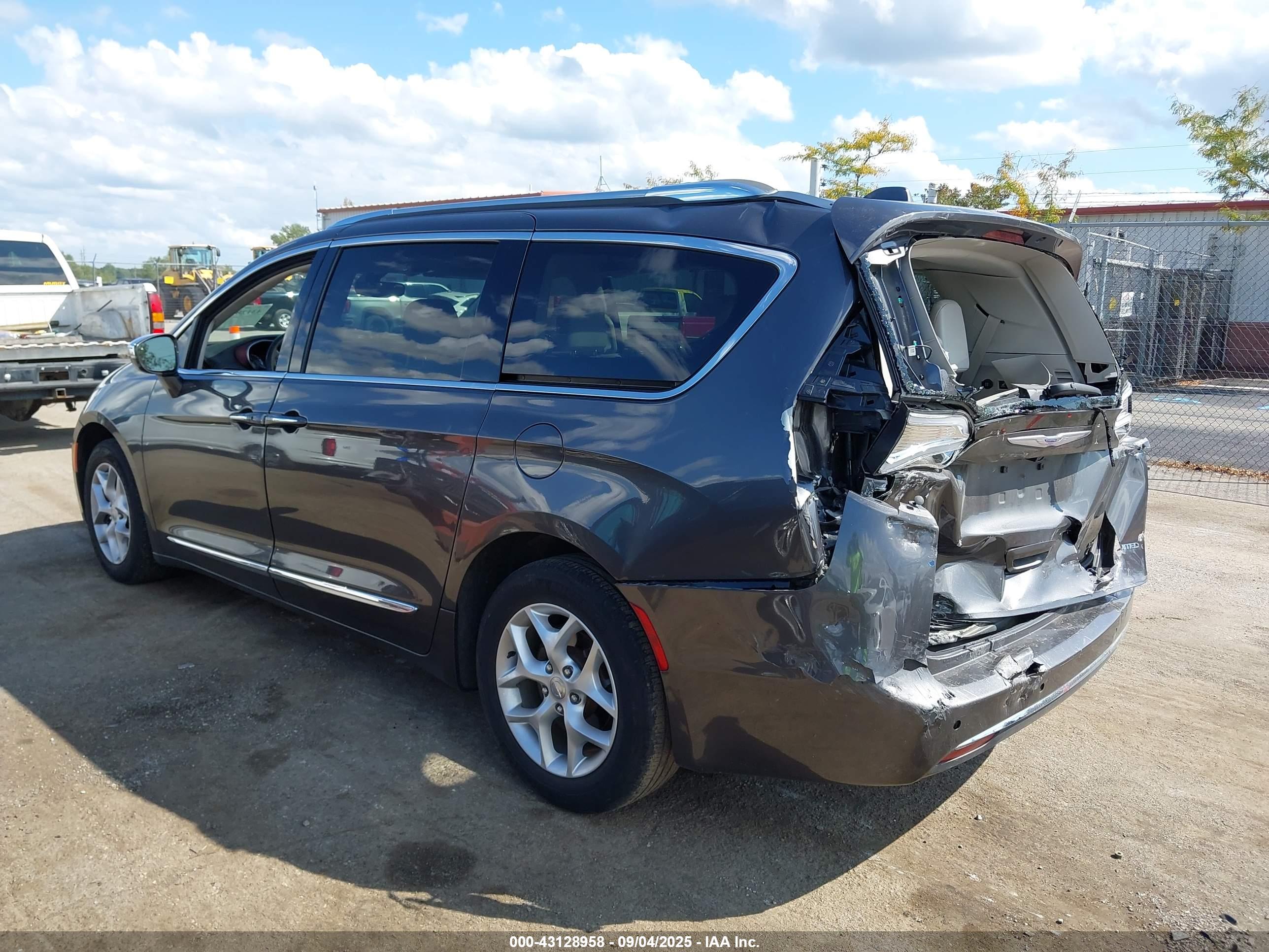 CHRYSLER PACIFICA image 3