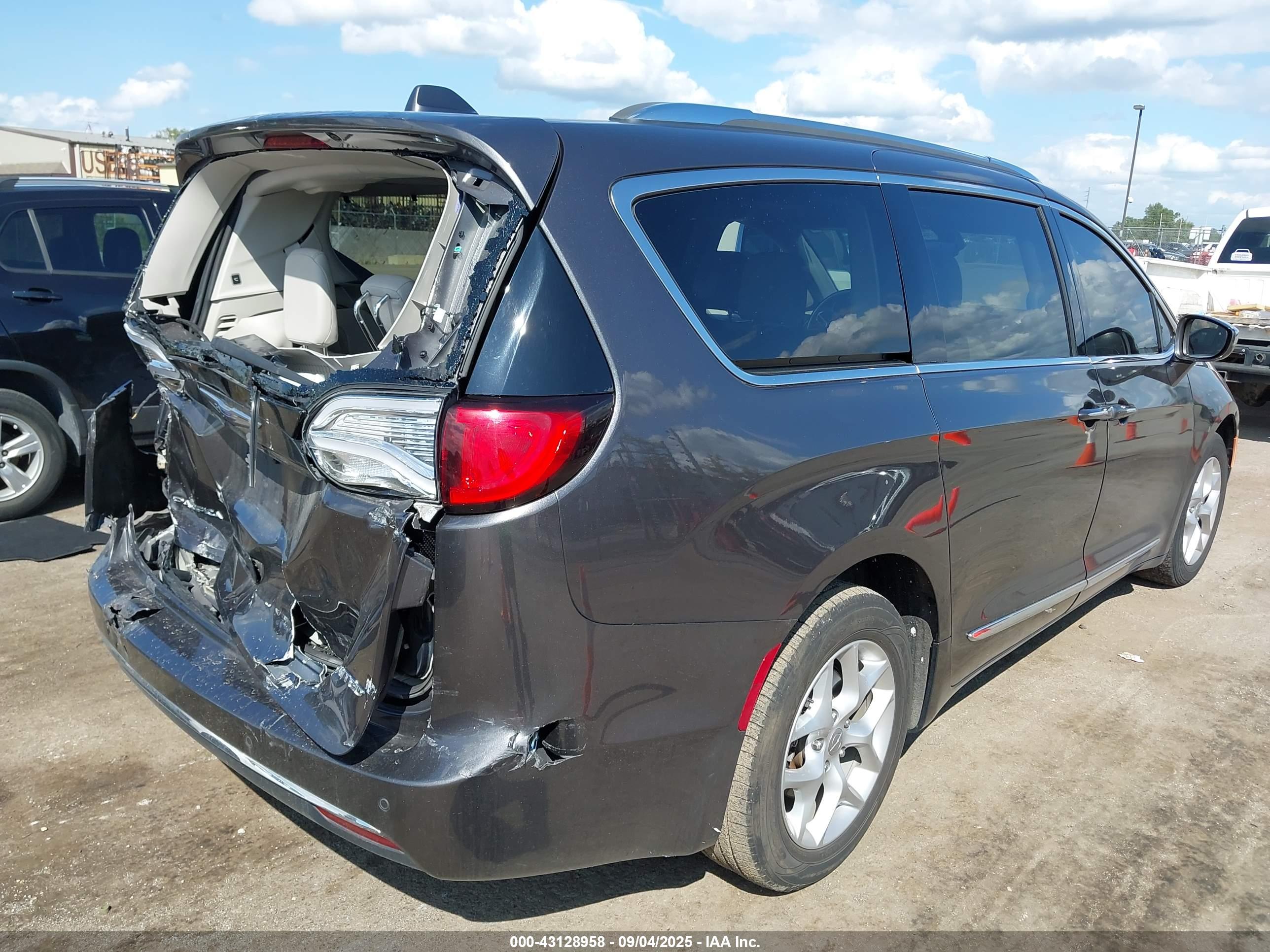 CHRYSLER PACIFICA image 4