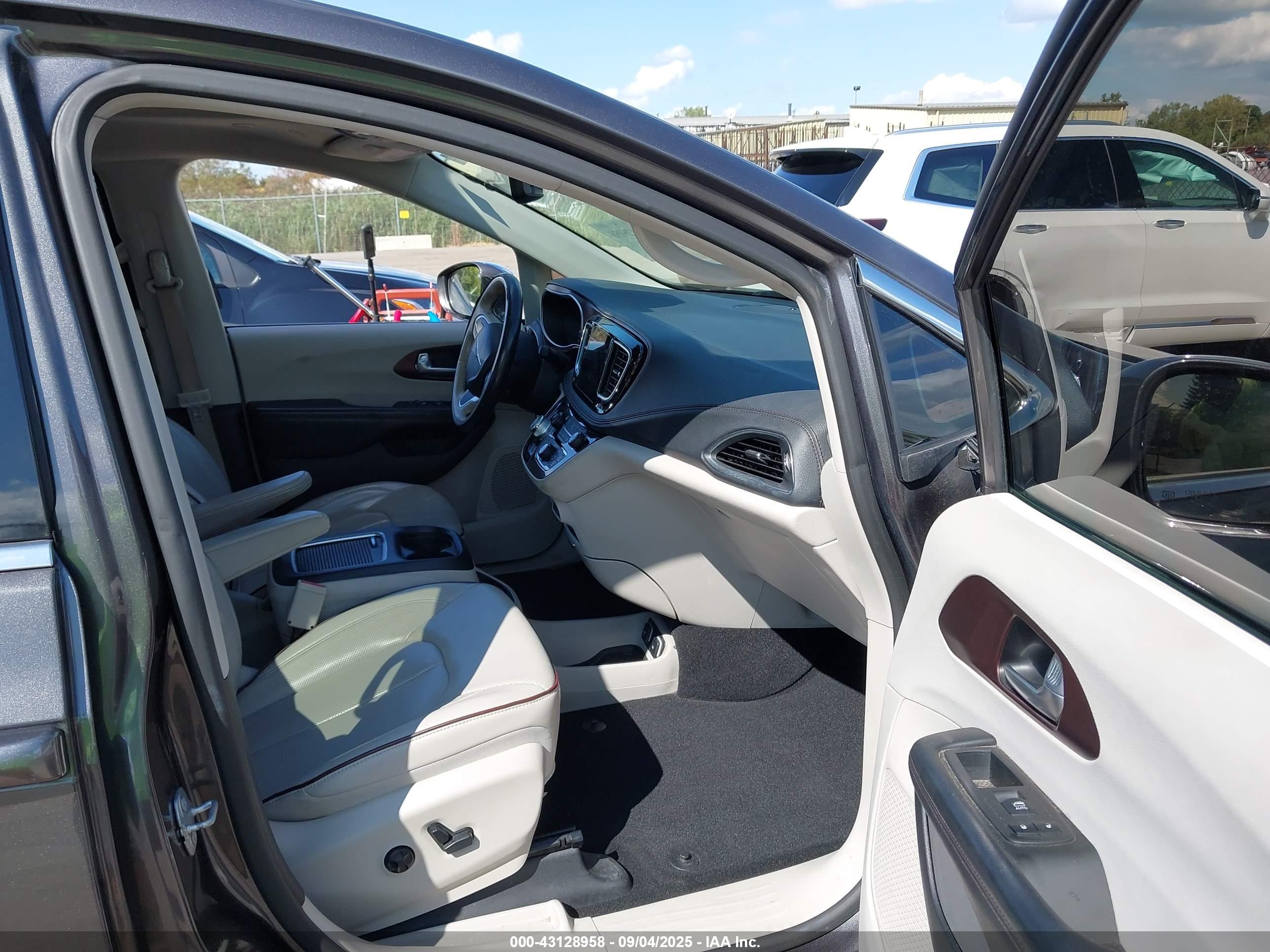 CHRYSLER PACIFICA image 5