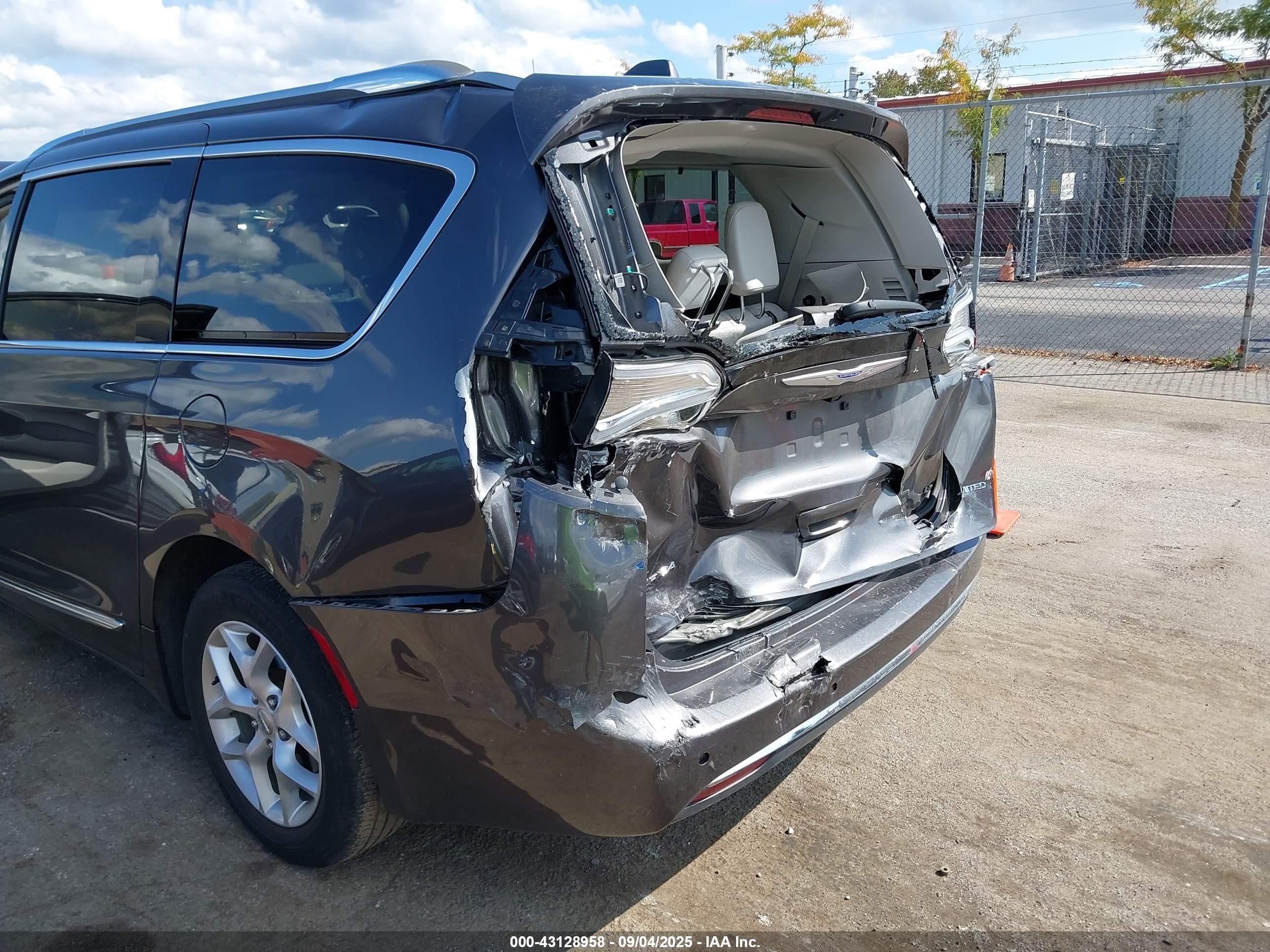 CHRYSLER PACIFICA image 6
