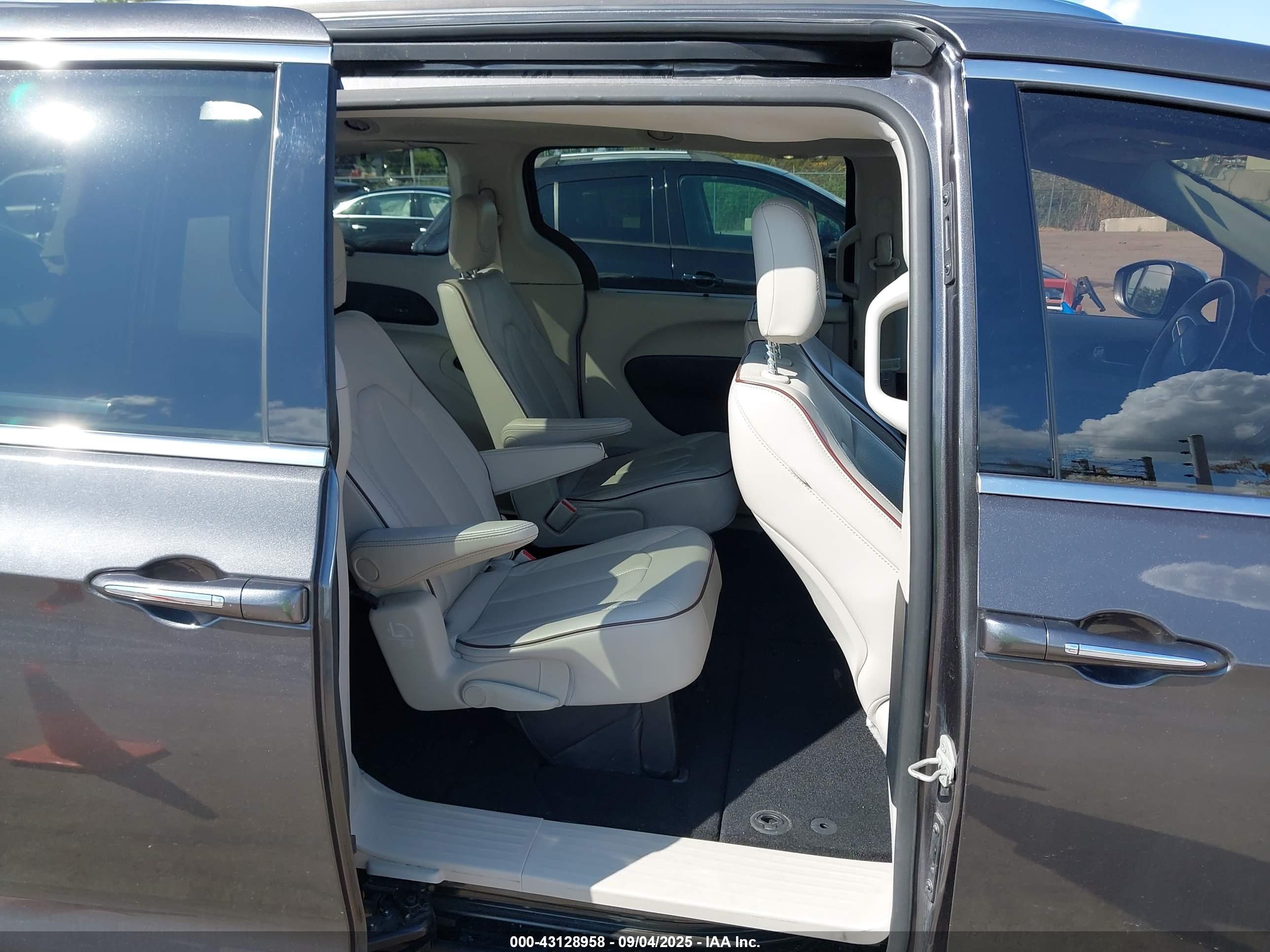 CHRYSLER PACIFICA image 8