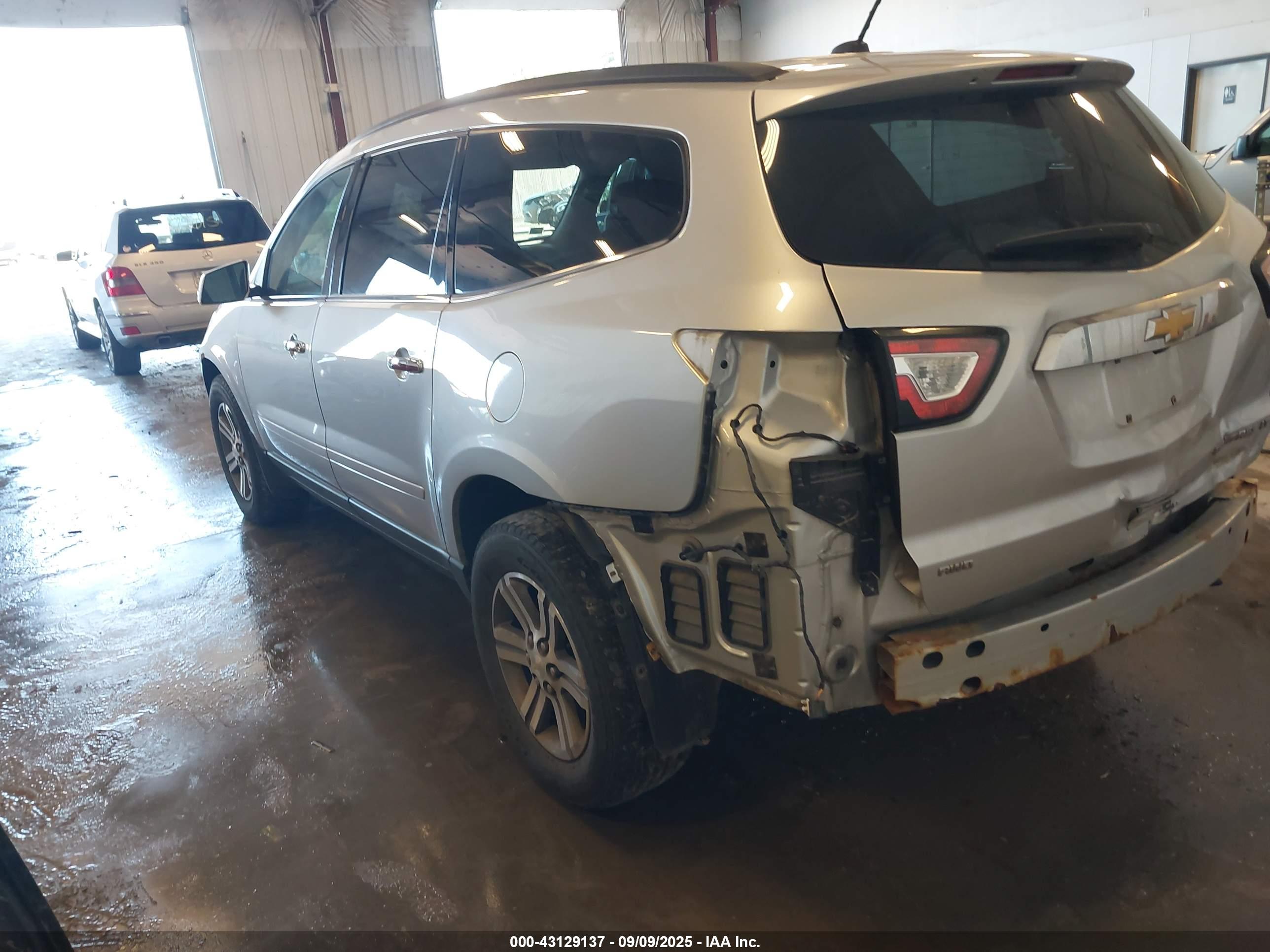 CHEVROLET TRAVERSE image 3