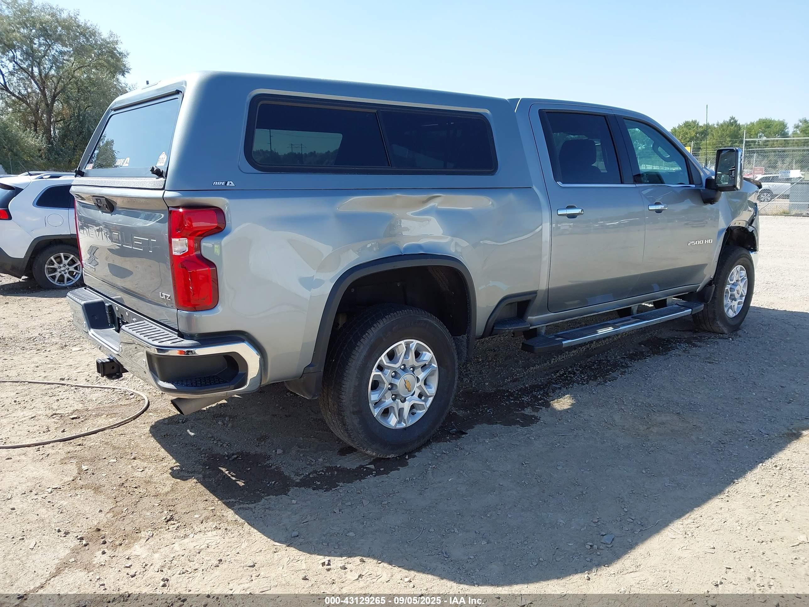 CHEVROLET SILVERADO image 4