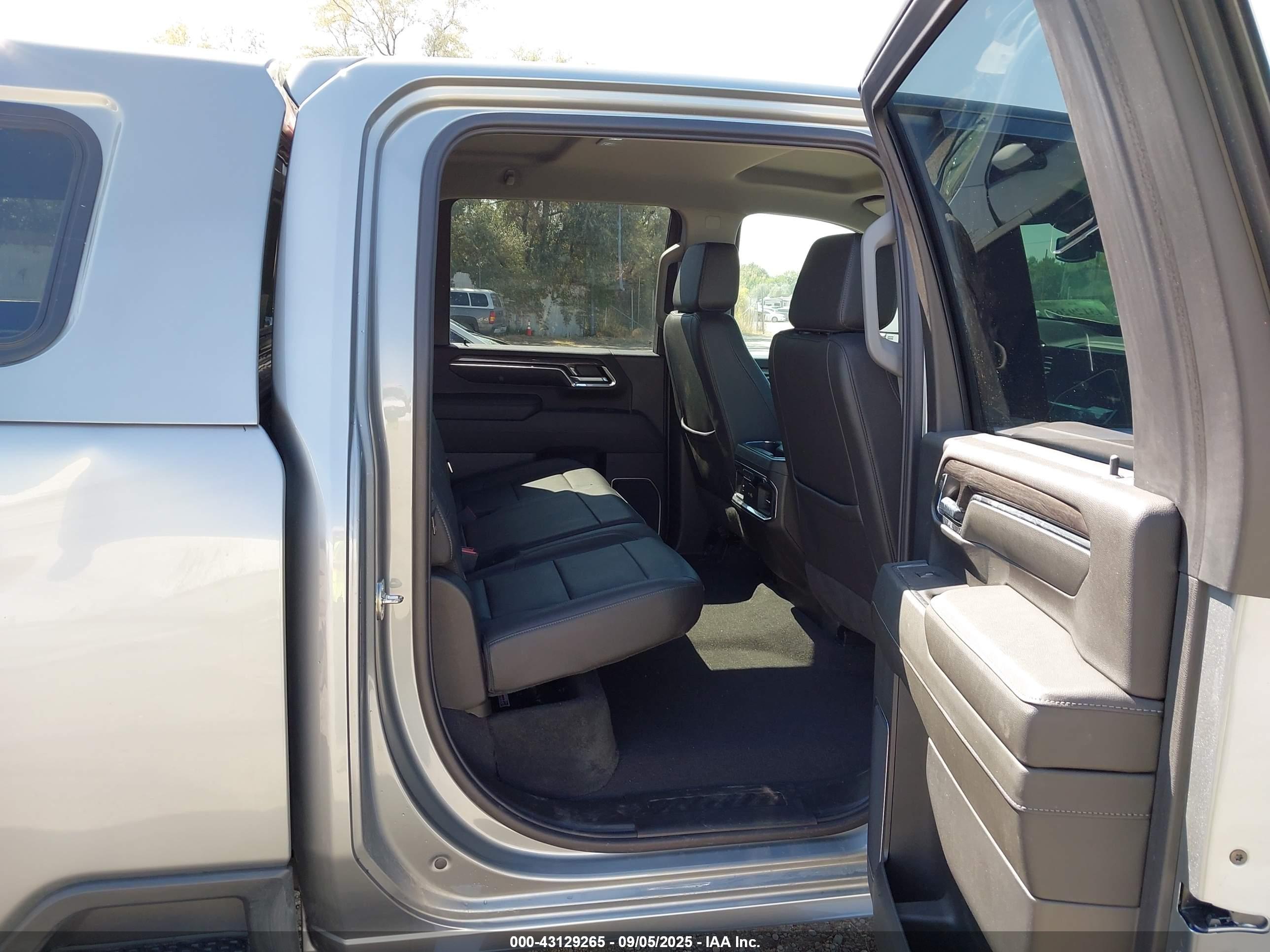 CHEVROLET SILVERADO image 8