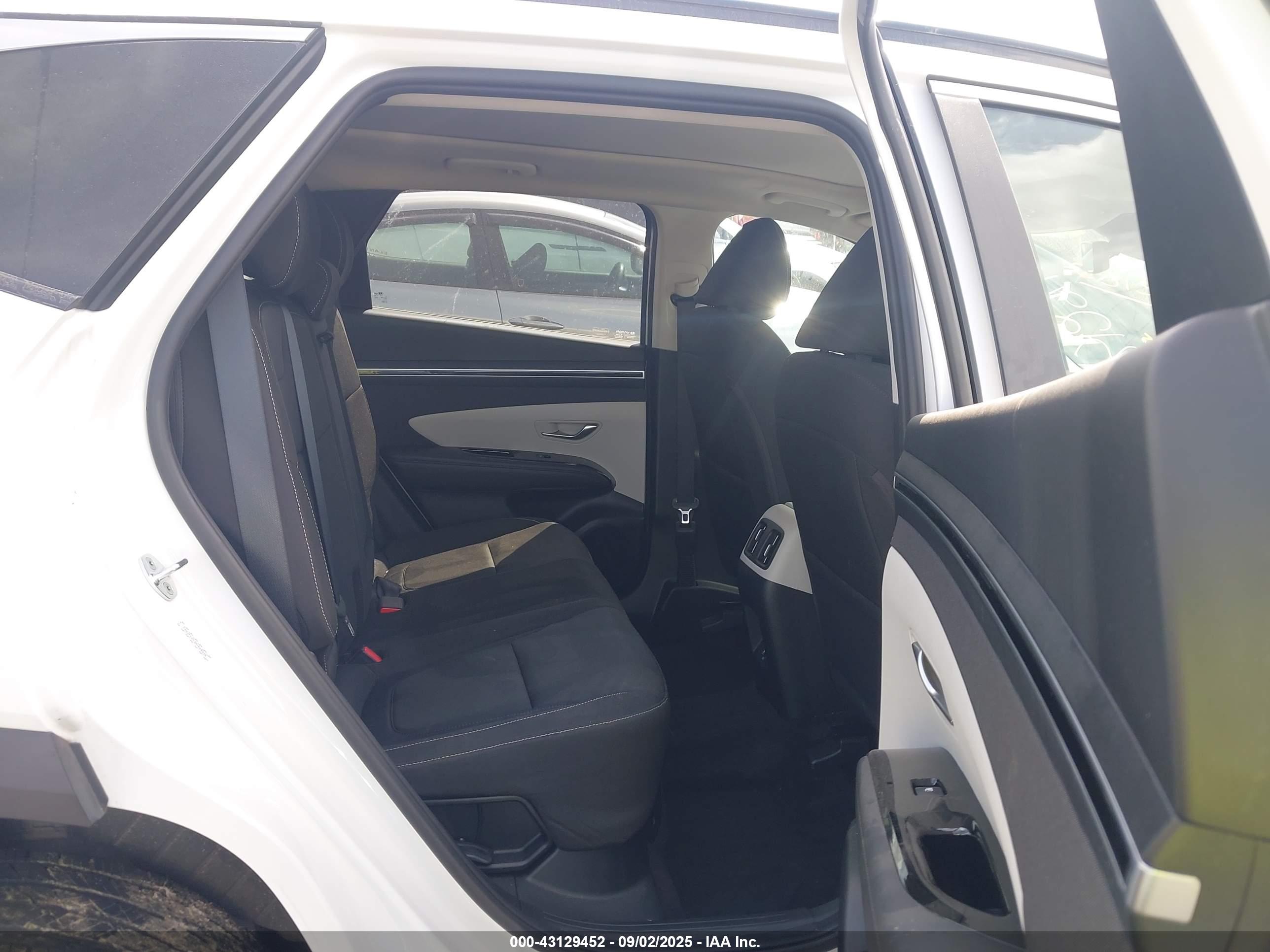 HYUNDAI TUCSON image 8