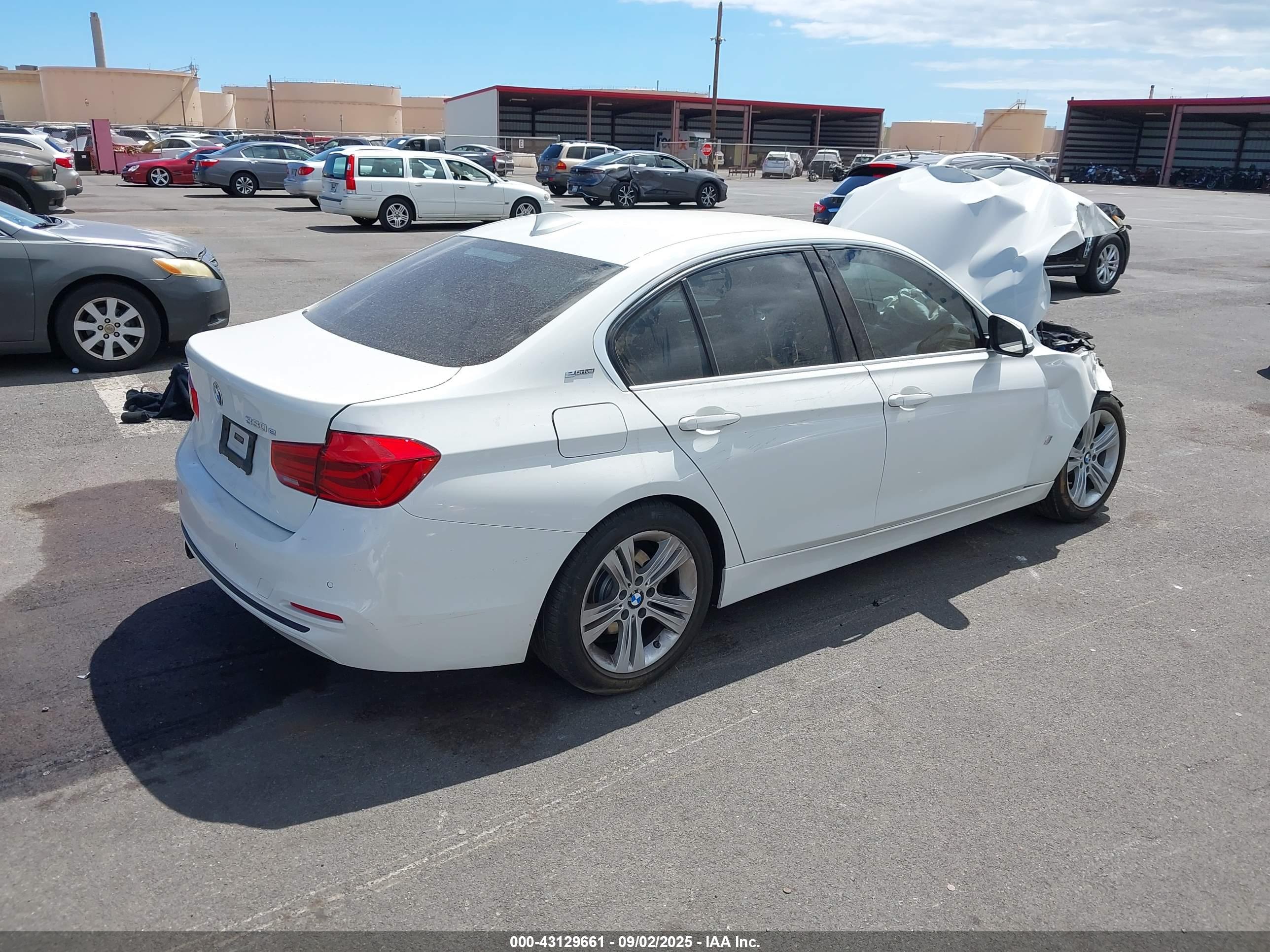 BMW 330E image 4