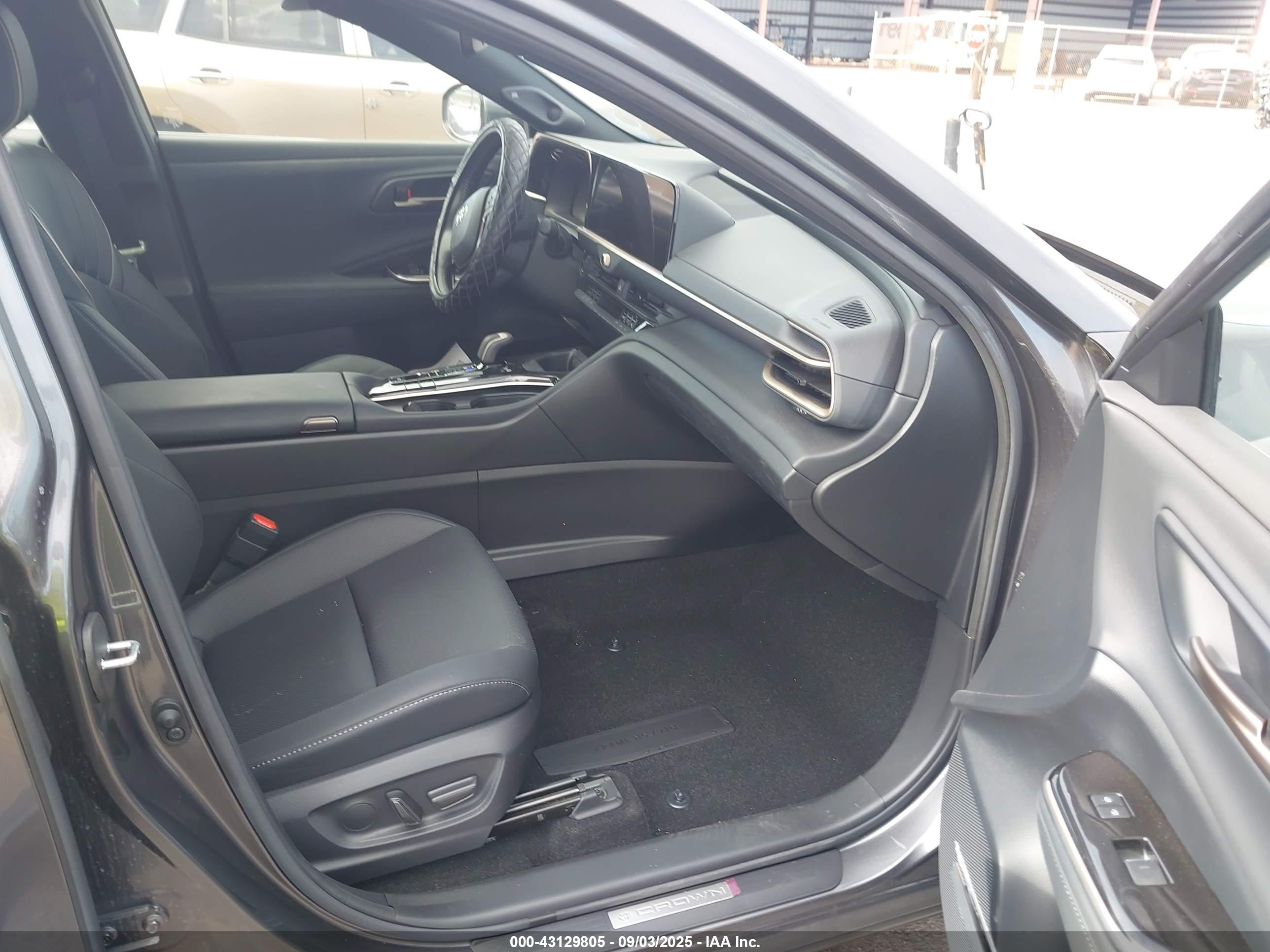 TOYOTA CROWN image 5