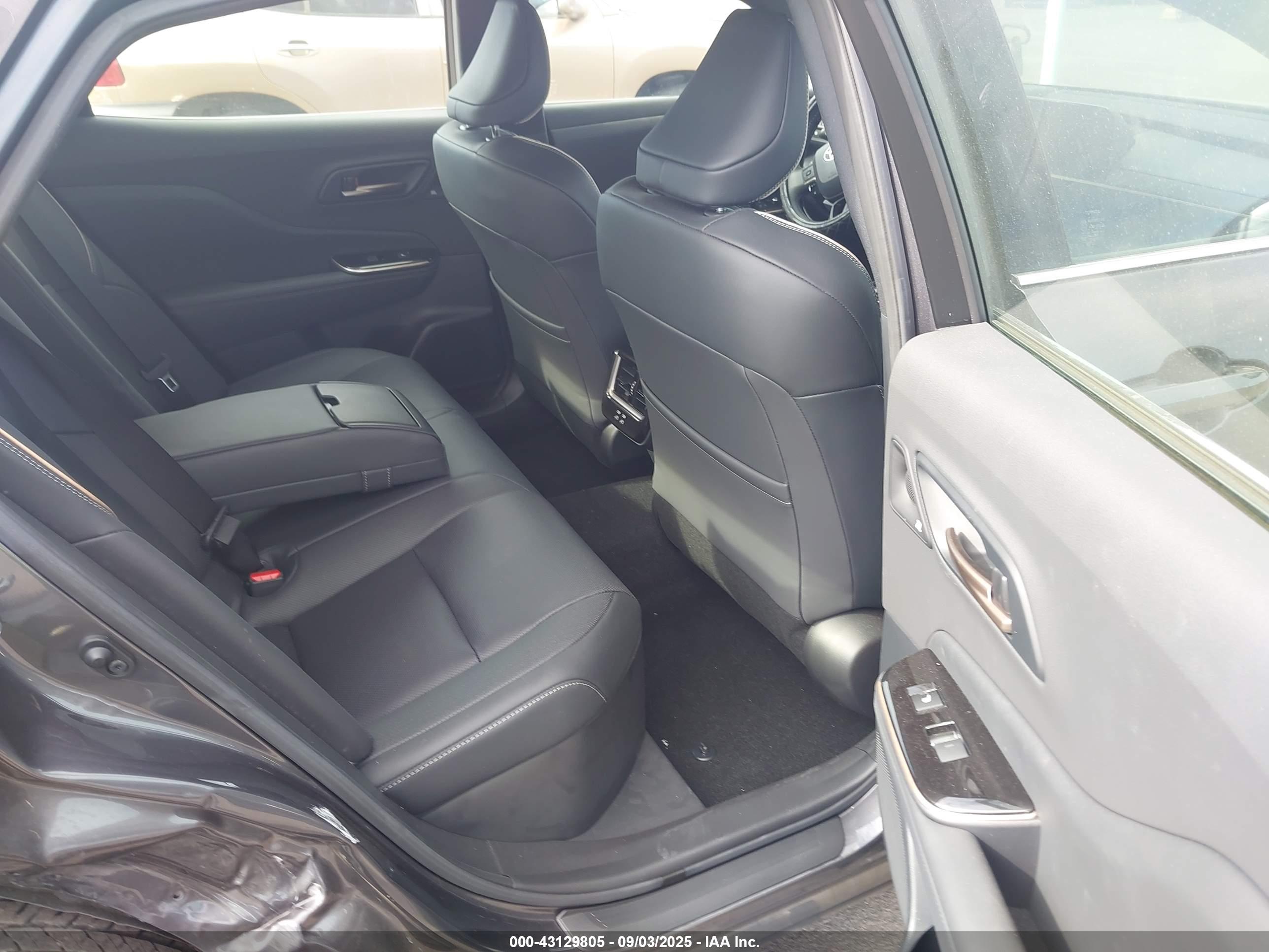 TOYOTA CROWN image 8
