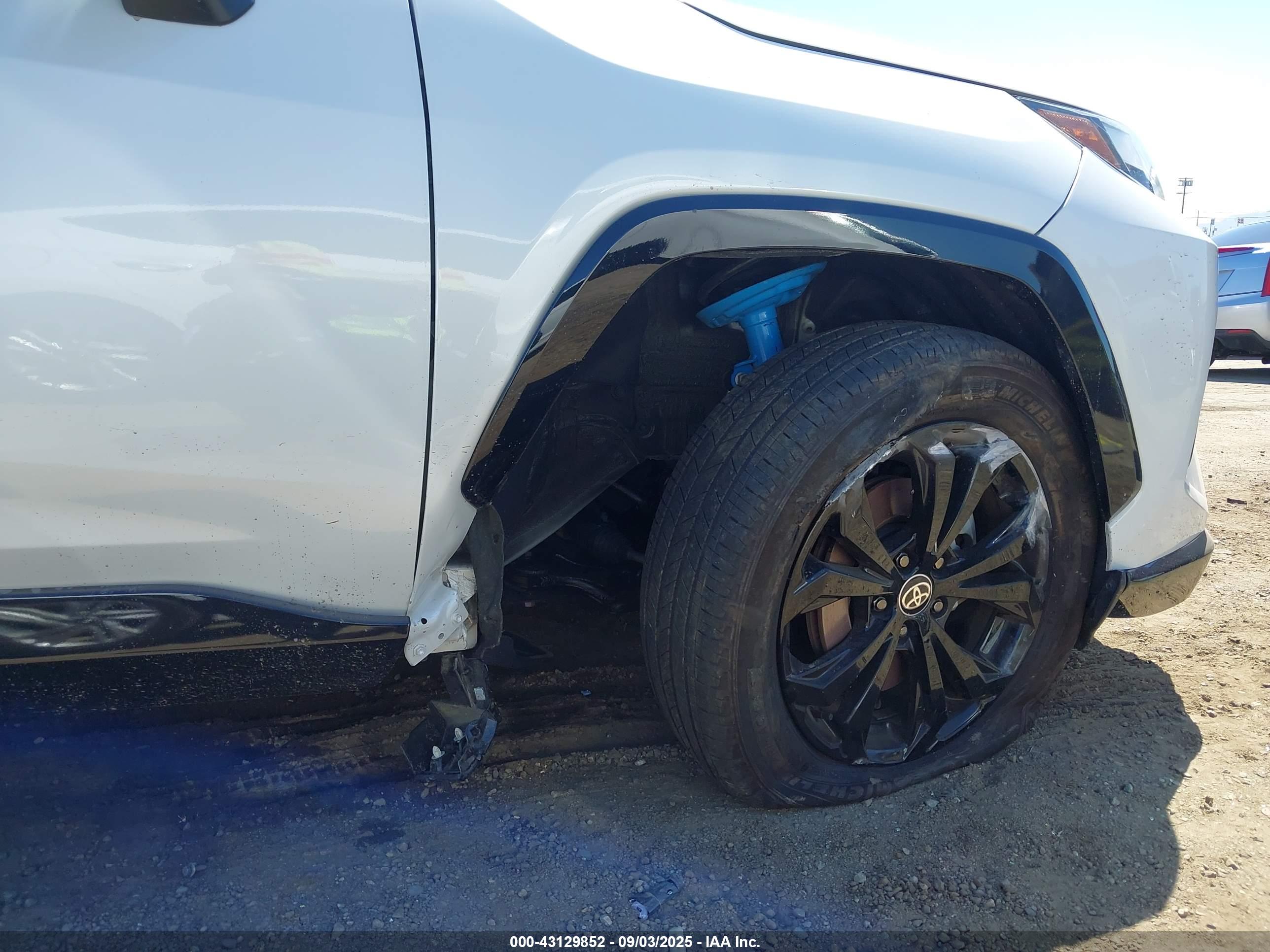 TOYOTA RAV4 image 6