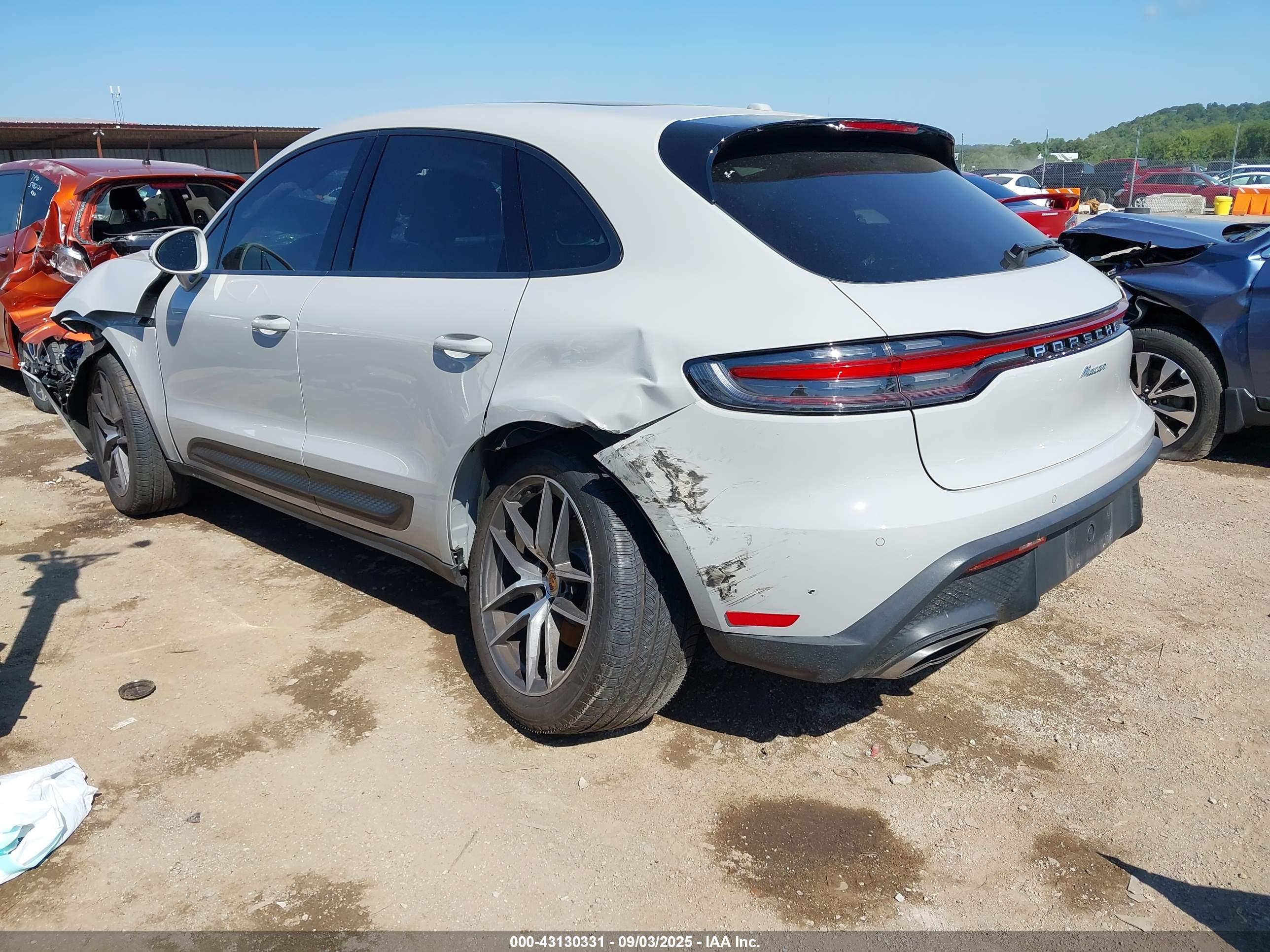 PORSCHE MACAN image 3