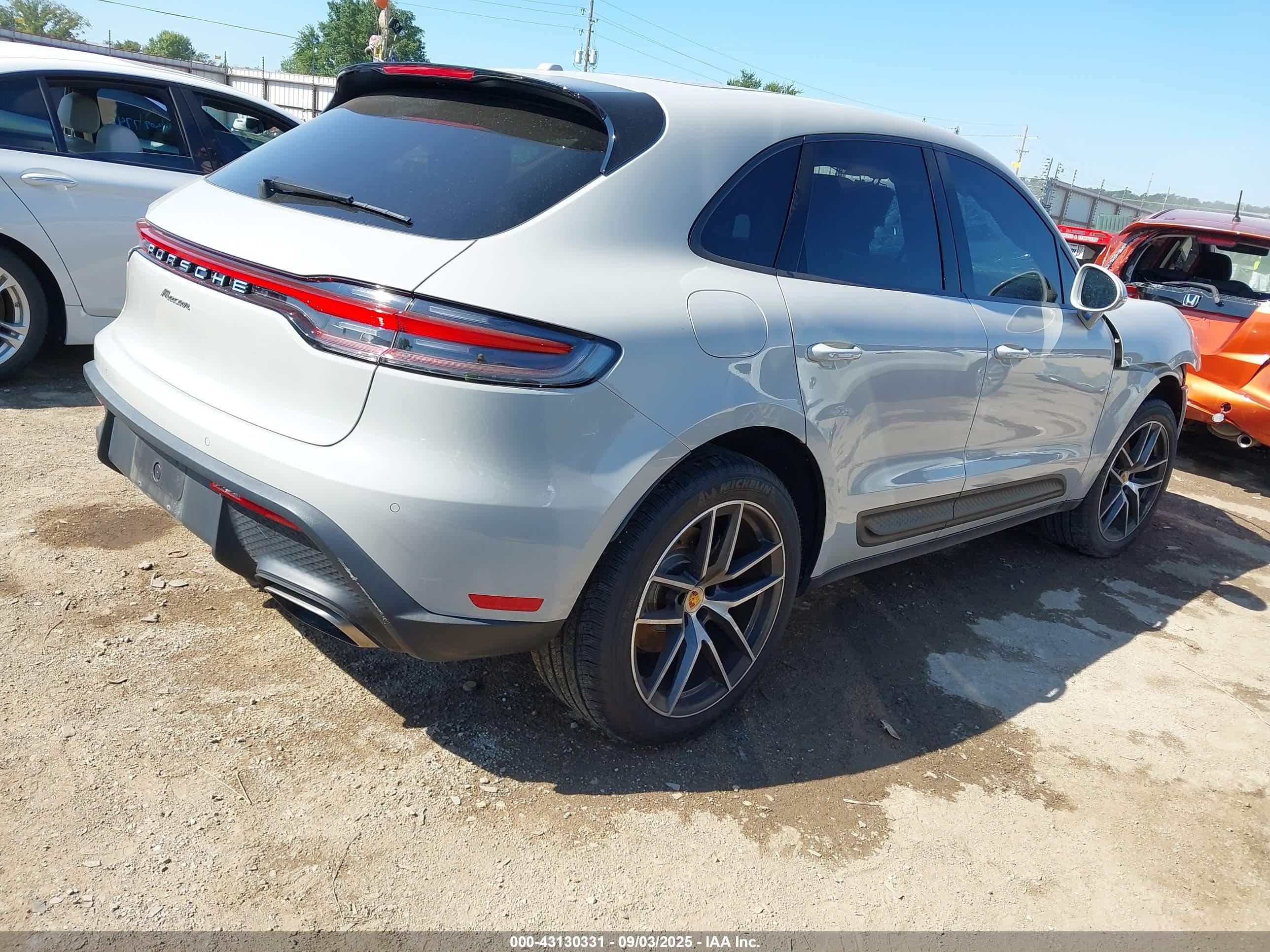 PORSCHE MACAN image 4