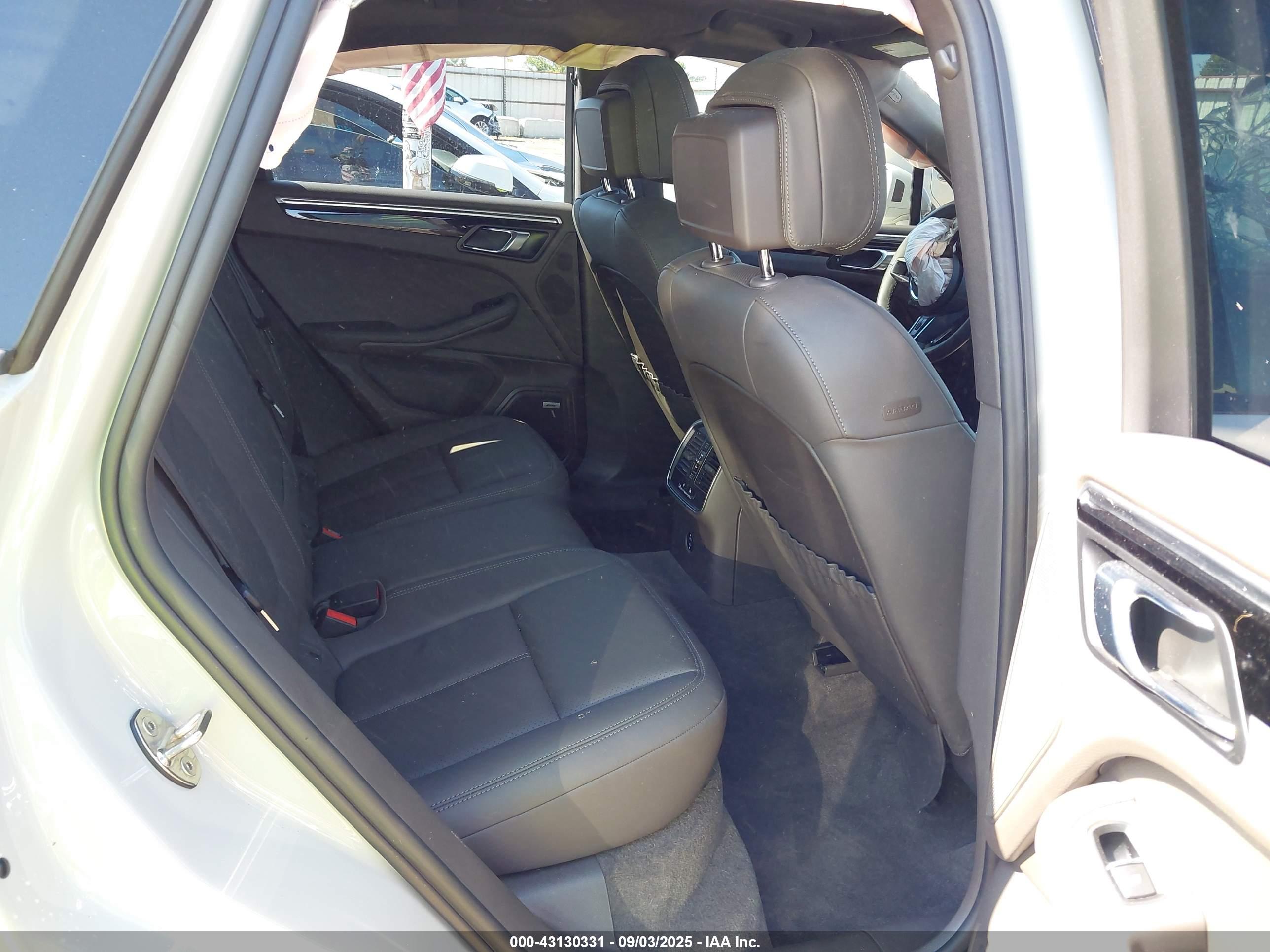 PORSCHE MACAN image 8