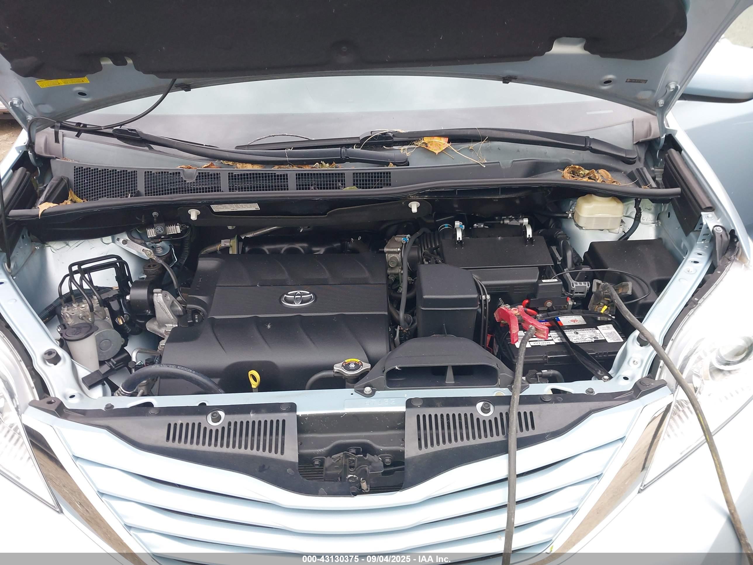 TOYOTA SIENNA image 10