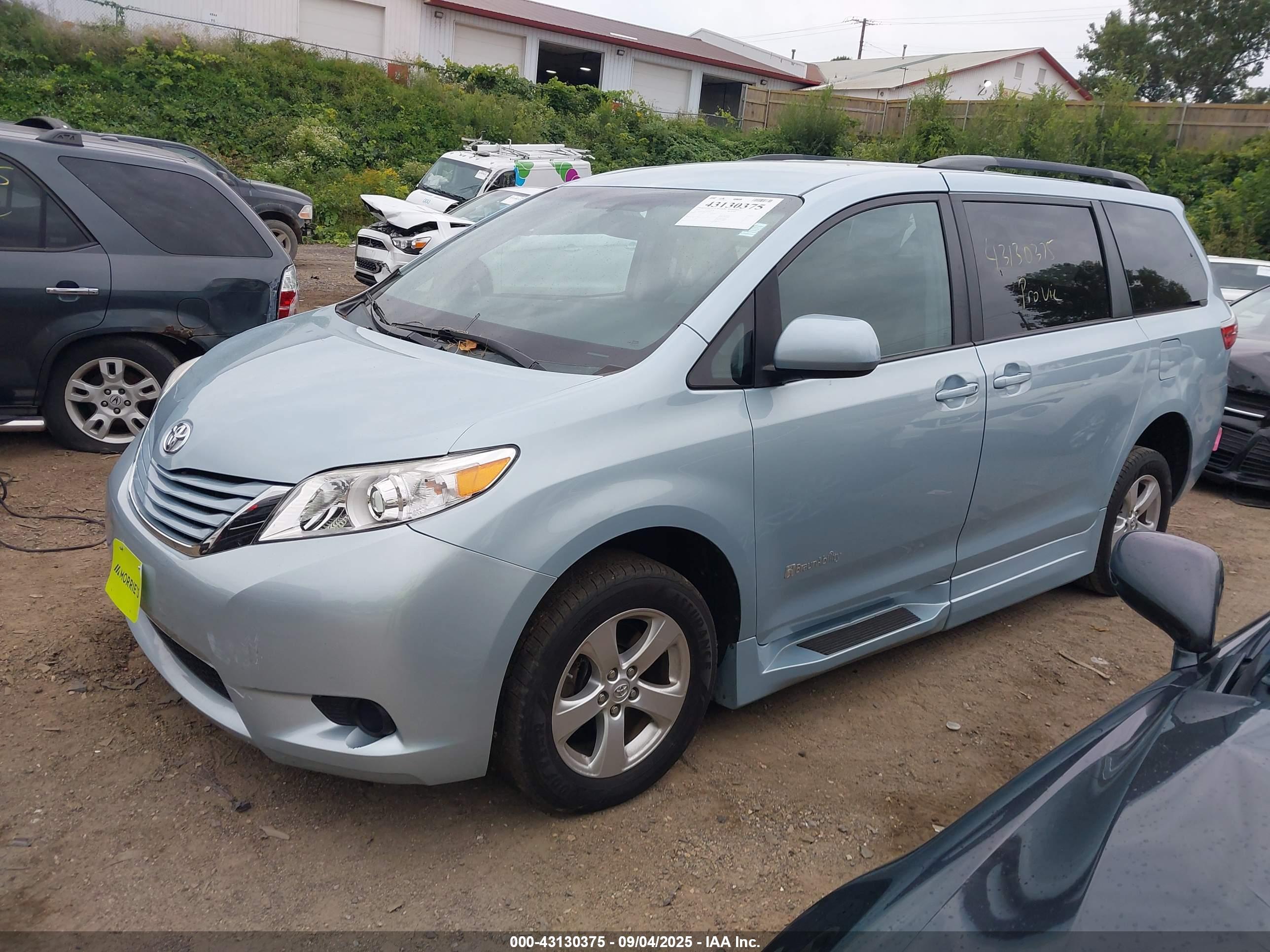 TOYOTA SIENNA image 2